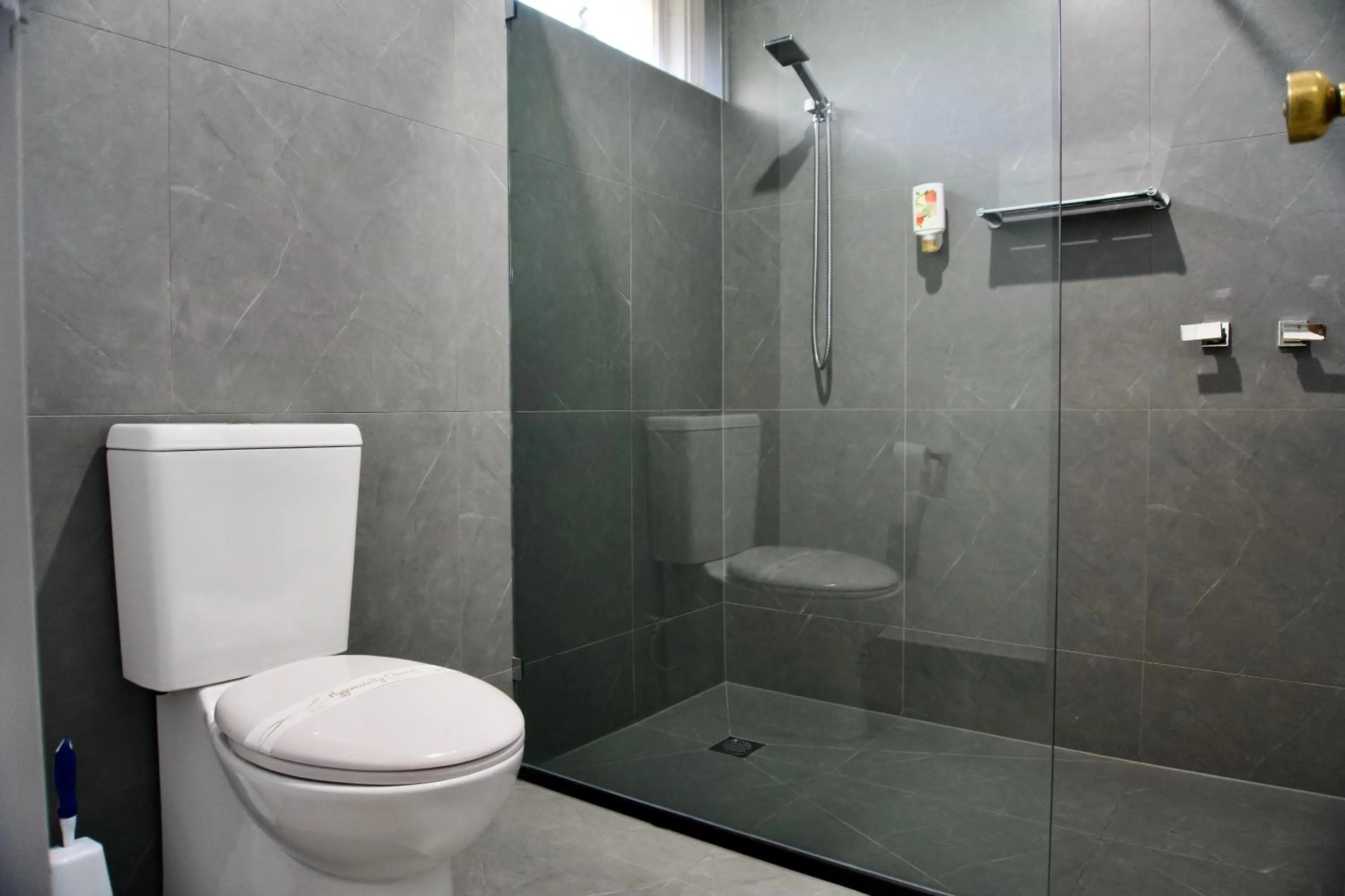 Shower in Ararat Colonial Lodge Motel