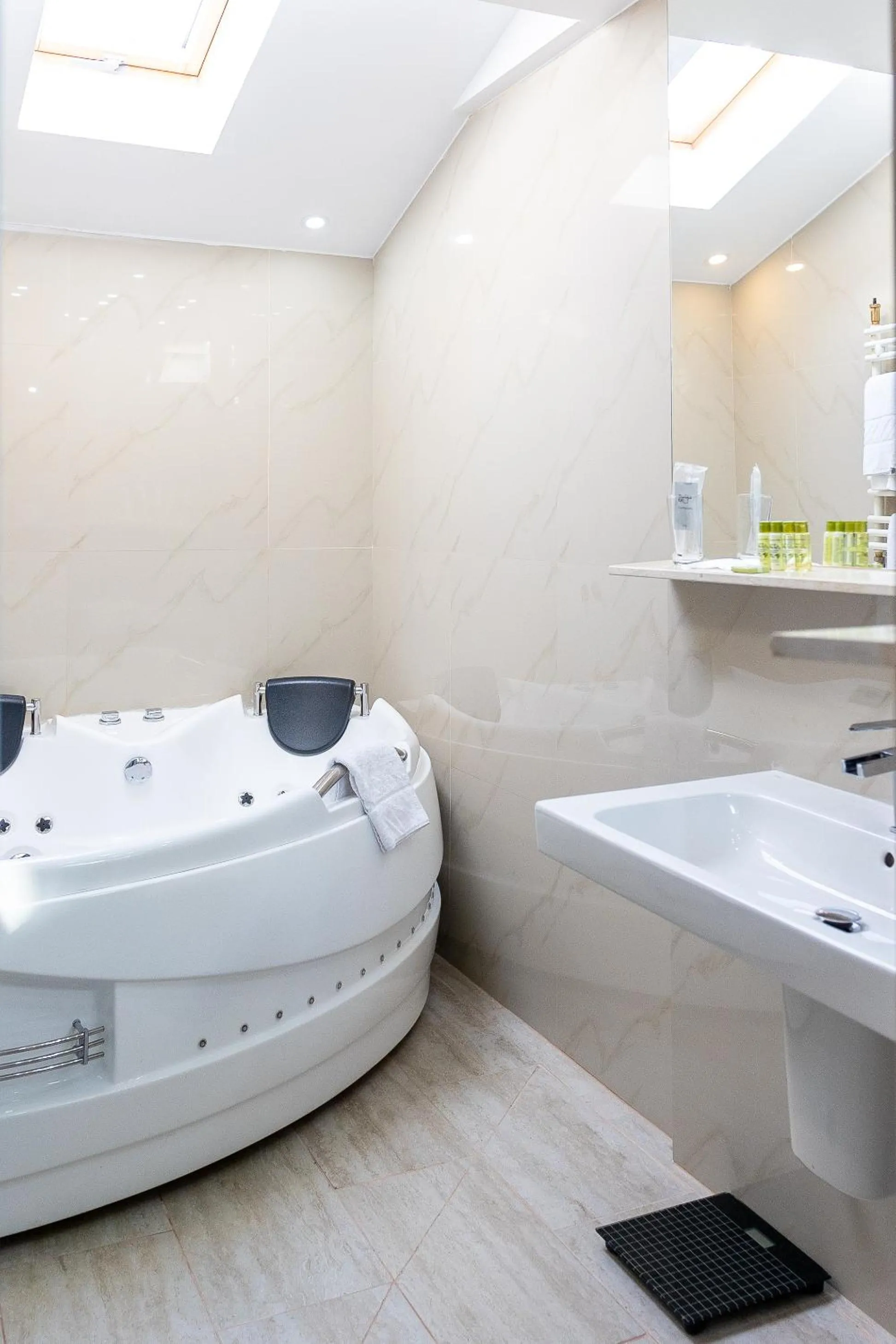 Bath, Bed in Hotel Christina Plus