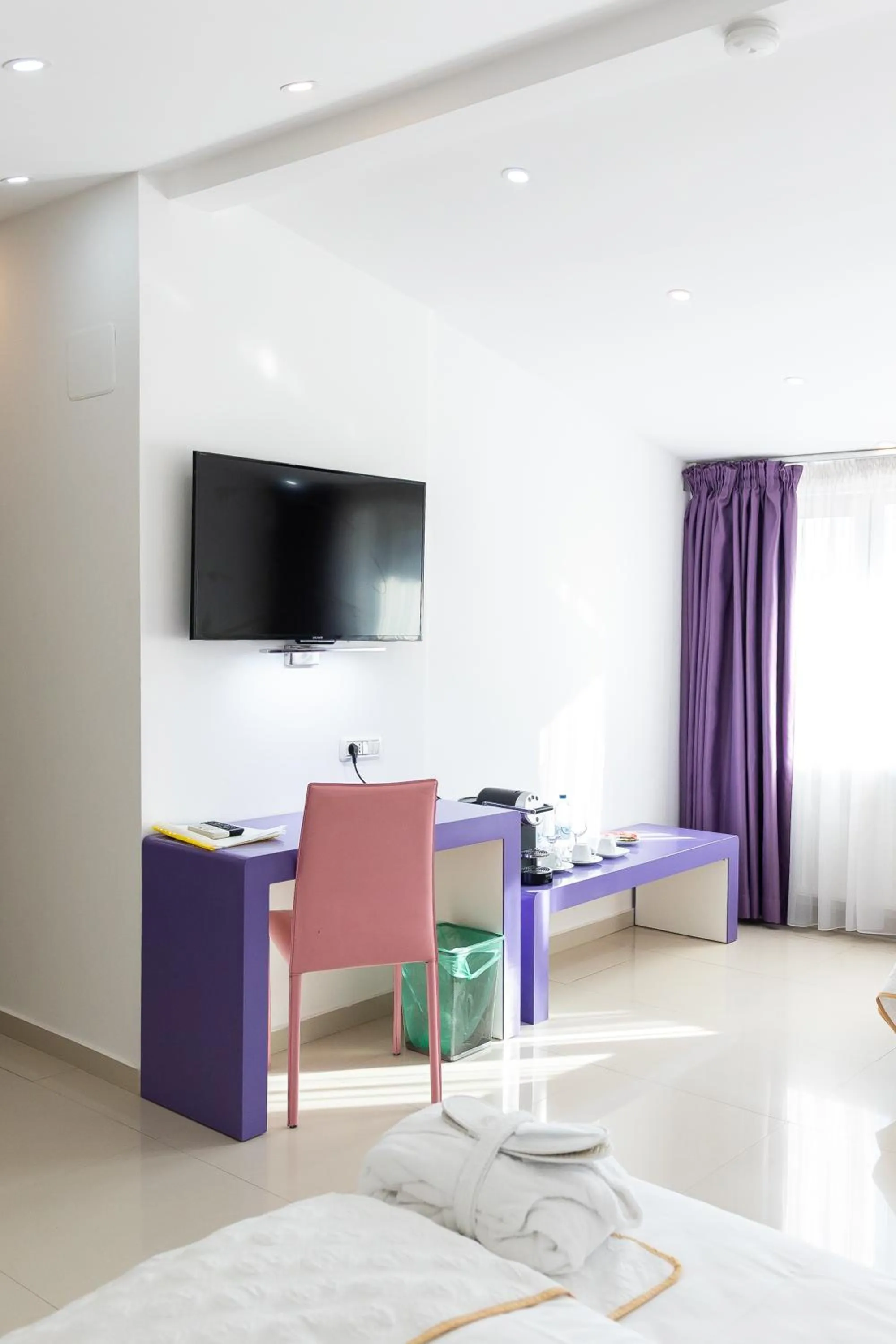 Communal lounge/ TV room, Bed in Hotel Christina Plus