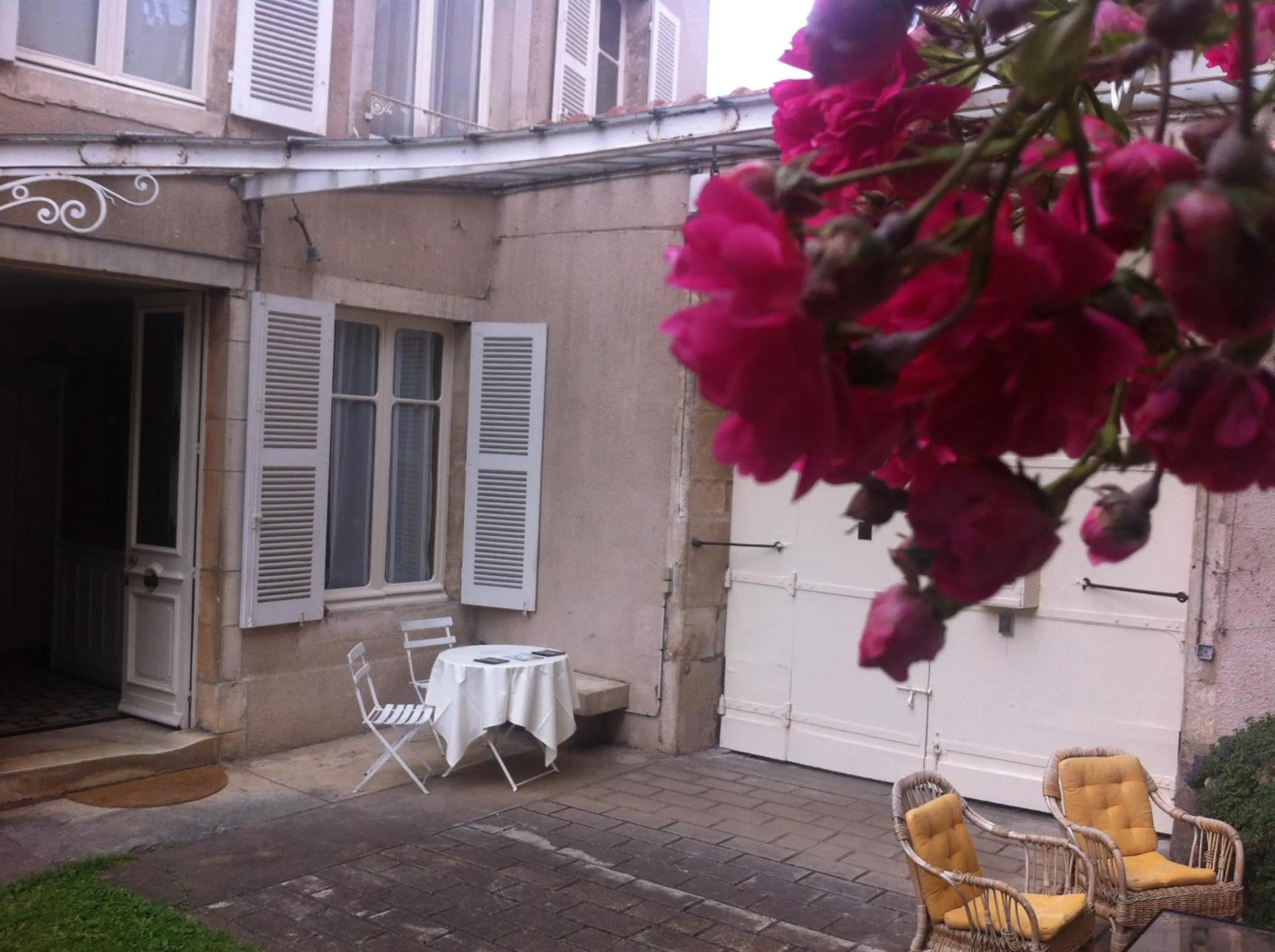 Patio in La Maison Févret