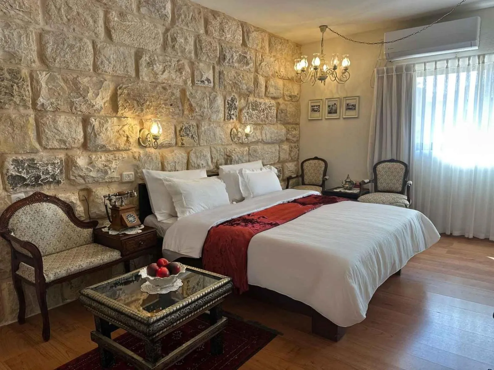 Bed in Beit Shalom Historical boutique Hotel