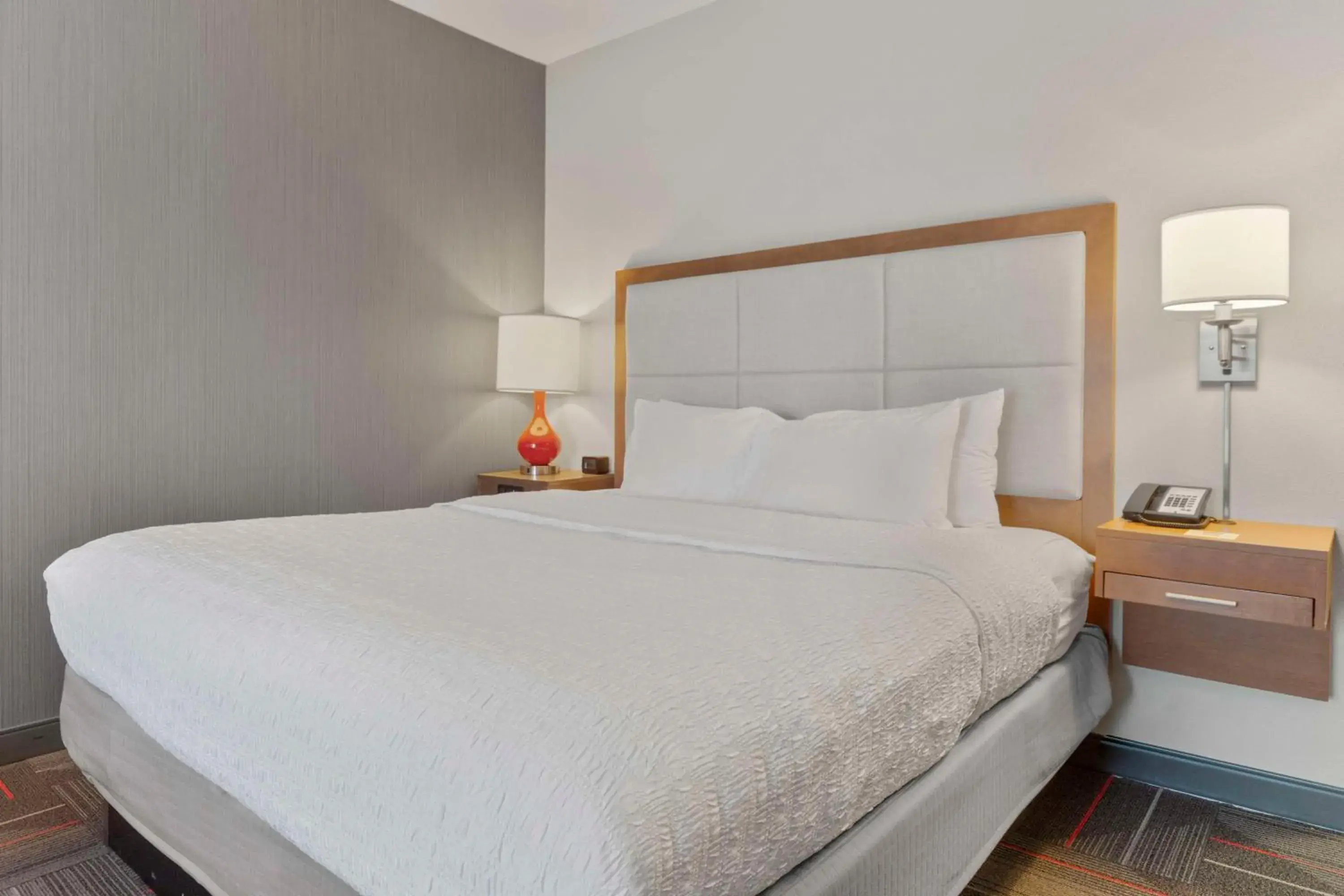 Bed in Hampton Inn & Suites Columbus Scioto Downs Bed in Hampton Inn & Suites Columbus Scioto Downs