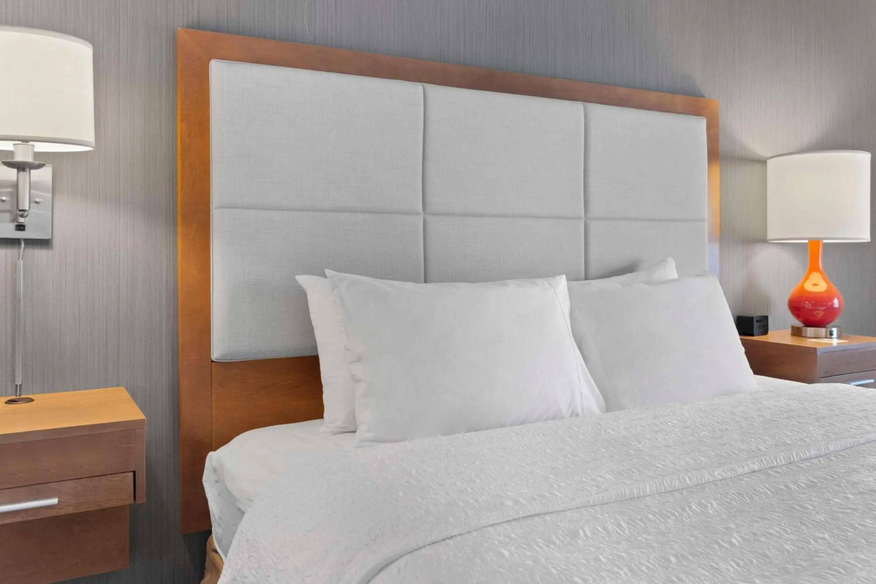 Bed in Hampton Inn & Suites Columbus Scioto Downs Bed in Hampton Inn & Suites Columbus Scioto Downs