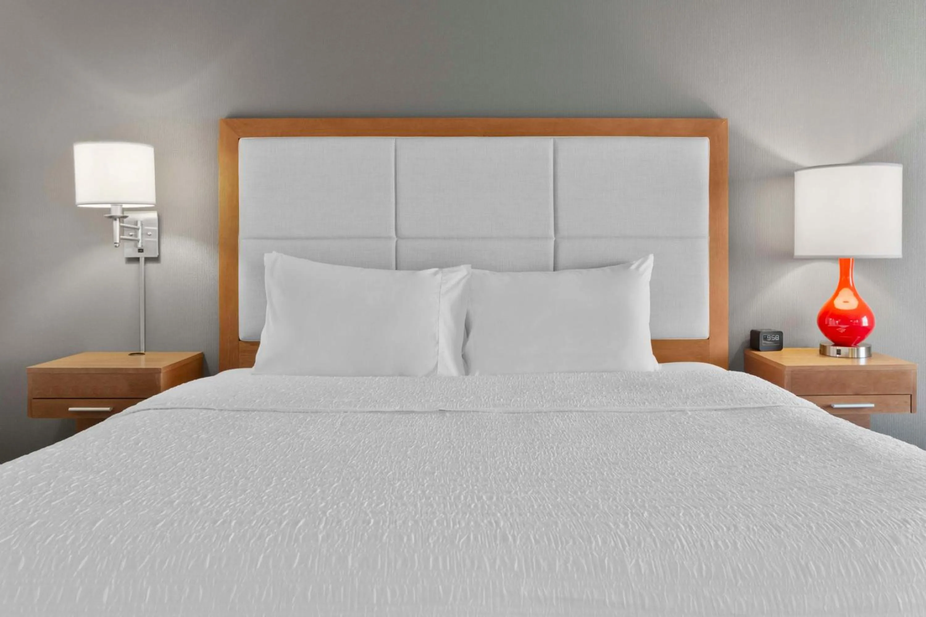 Bed in Hampton Inn & Suites Columbus Scioto Downs