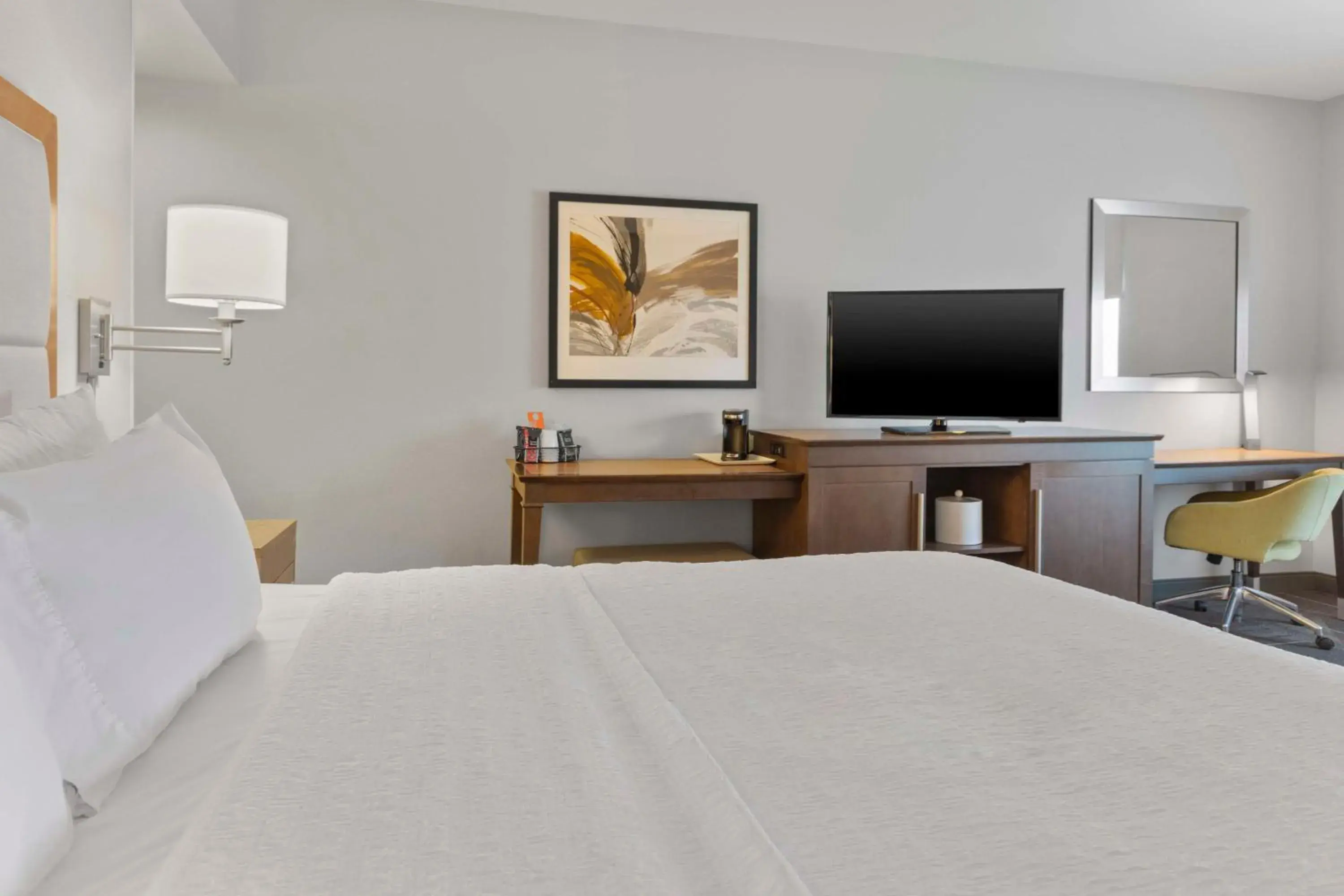 Bed in Hampton Inn & Suites Columbus Scioto Downs Bed in Hampton Inn & Suites Columbus Scioto Downs