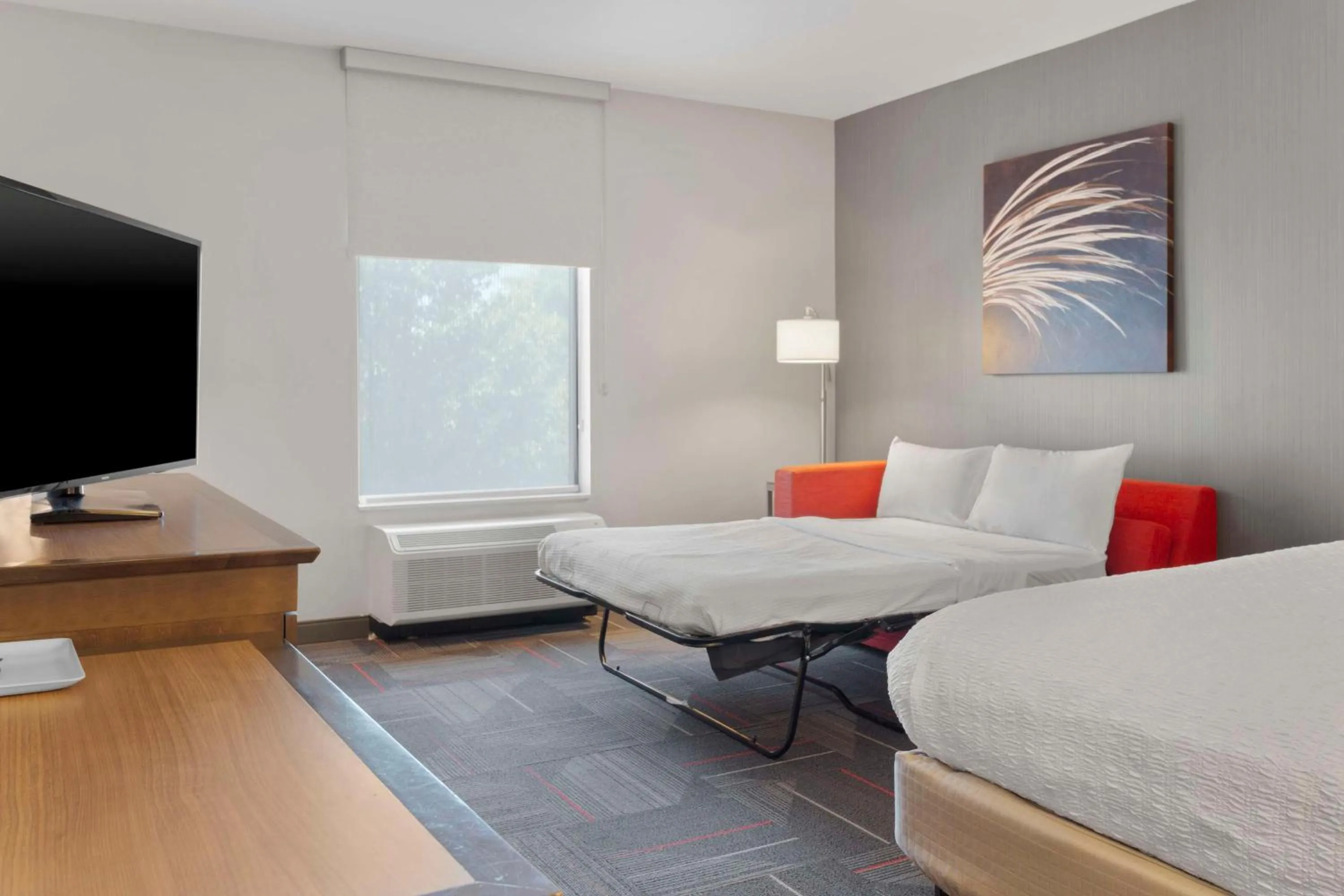 Bed in Hampton Inn & Suites Columbus Scioto Downs