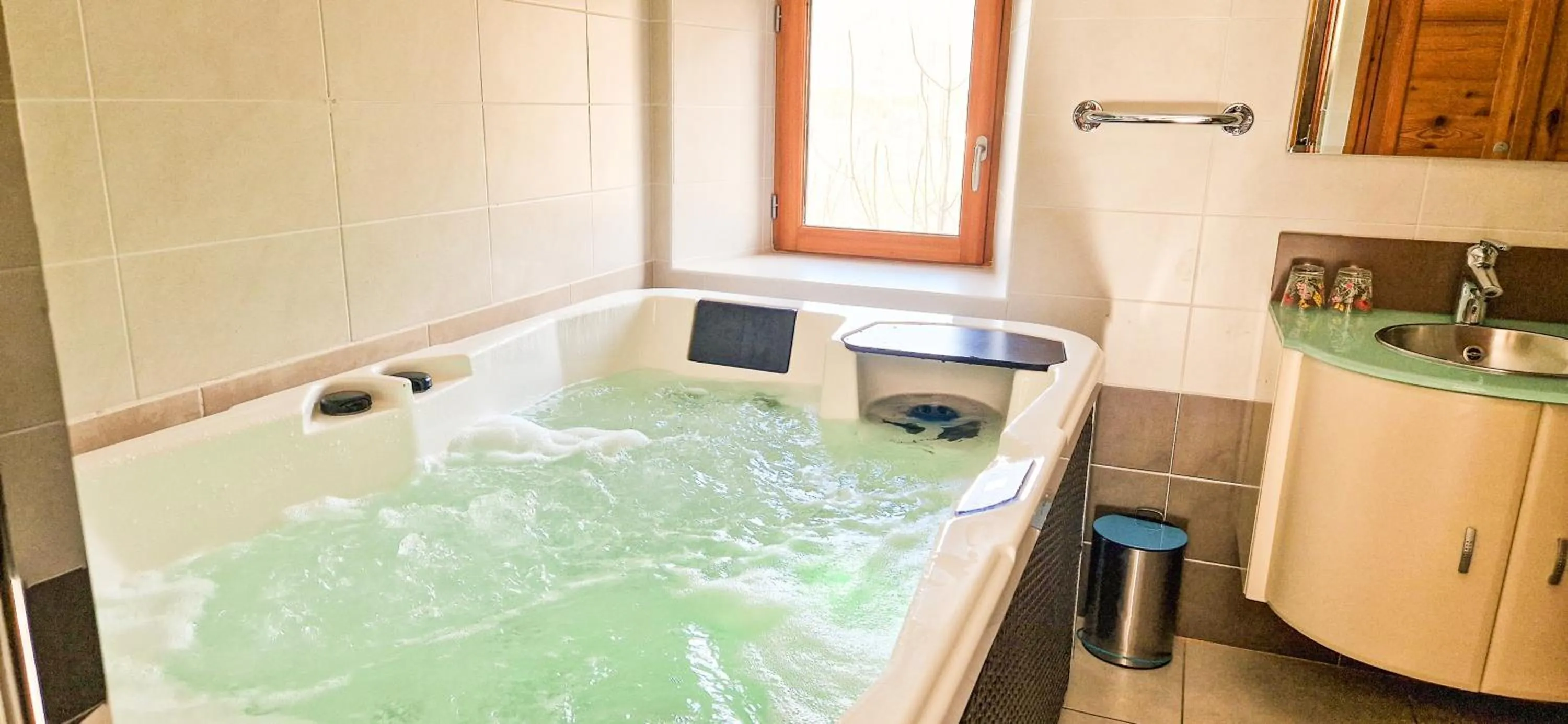 Hot Tub in Les Clarines Perceneige - Chambre d'Hôtes Vue Sur Montagne & SPA