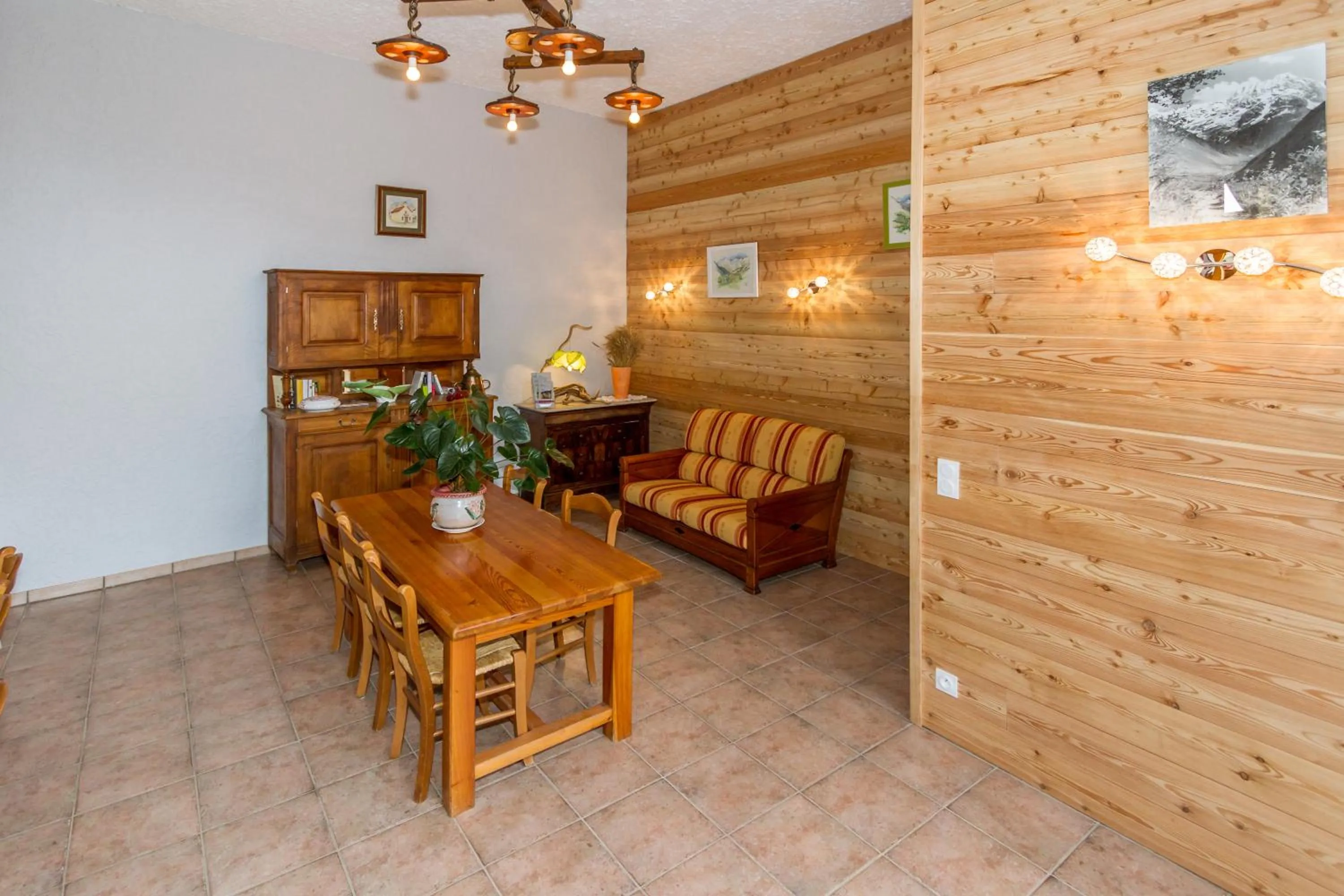 Communal lounge/ TV room in Les Clarines Perceneige - Chambre d'Hôtes Vue Sur Montagne & SPA