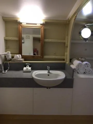 Bathroom in Woodlyn Park Motel