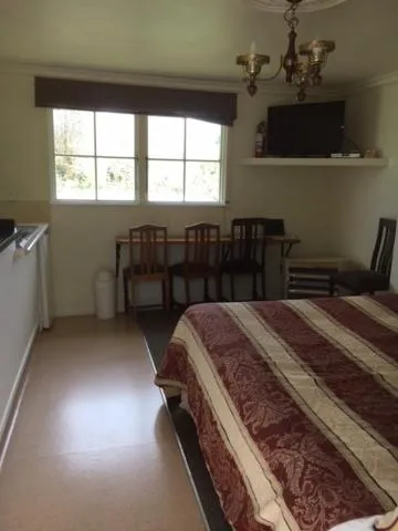 Bedroom, Bed in Woodlyn Park Motel