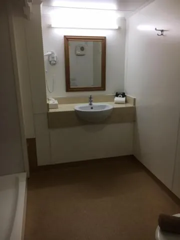 Bathroom in Woodlyn Park Motel