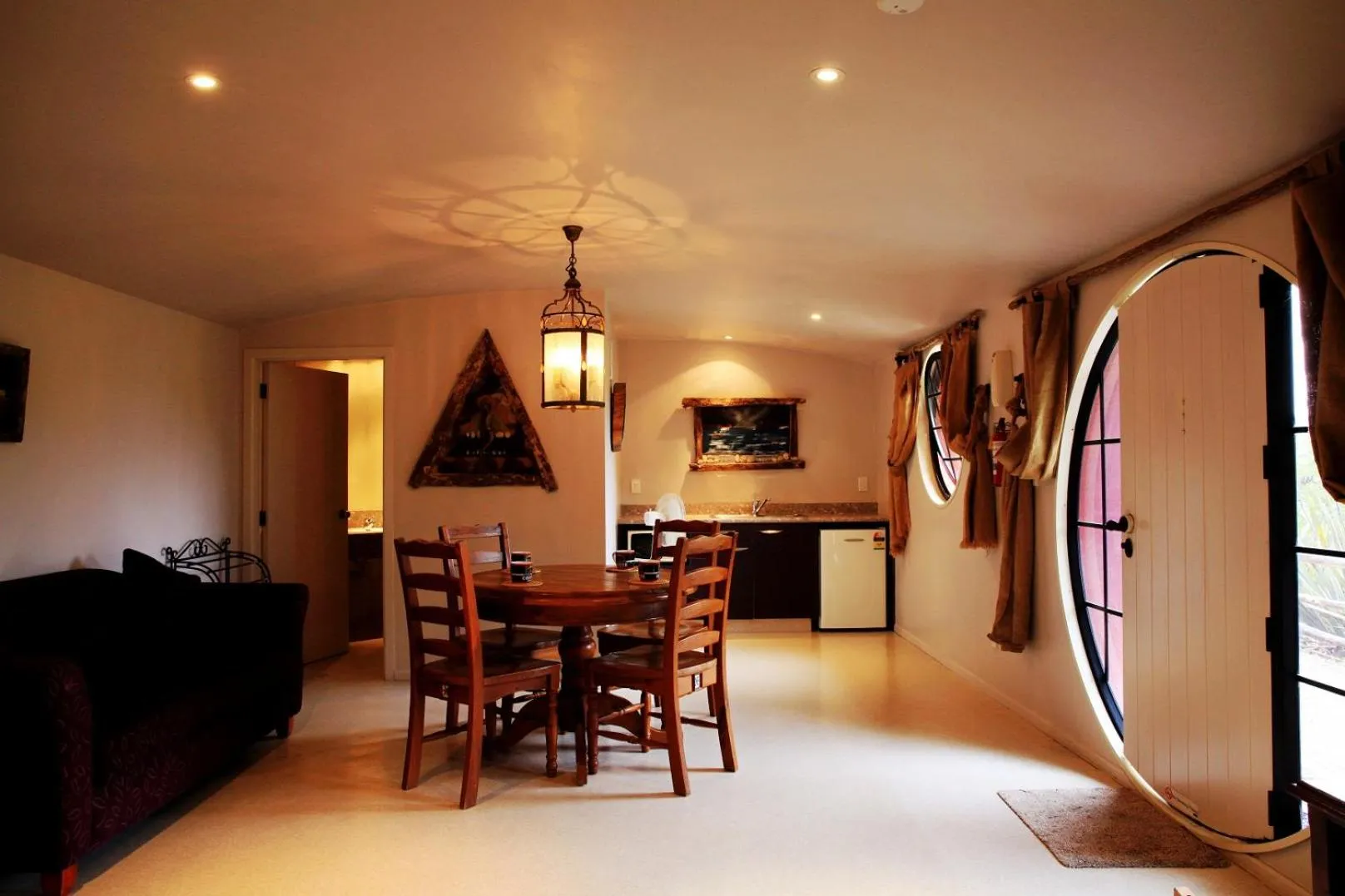 Kitchen or kitchenette in Woodlyn Park Motel