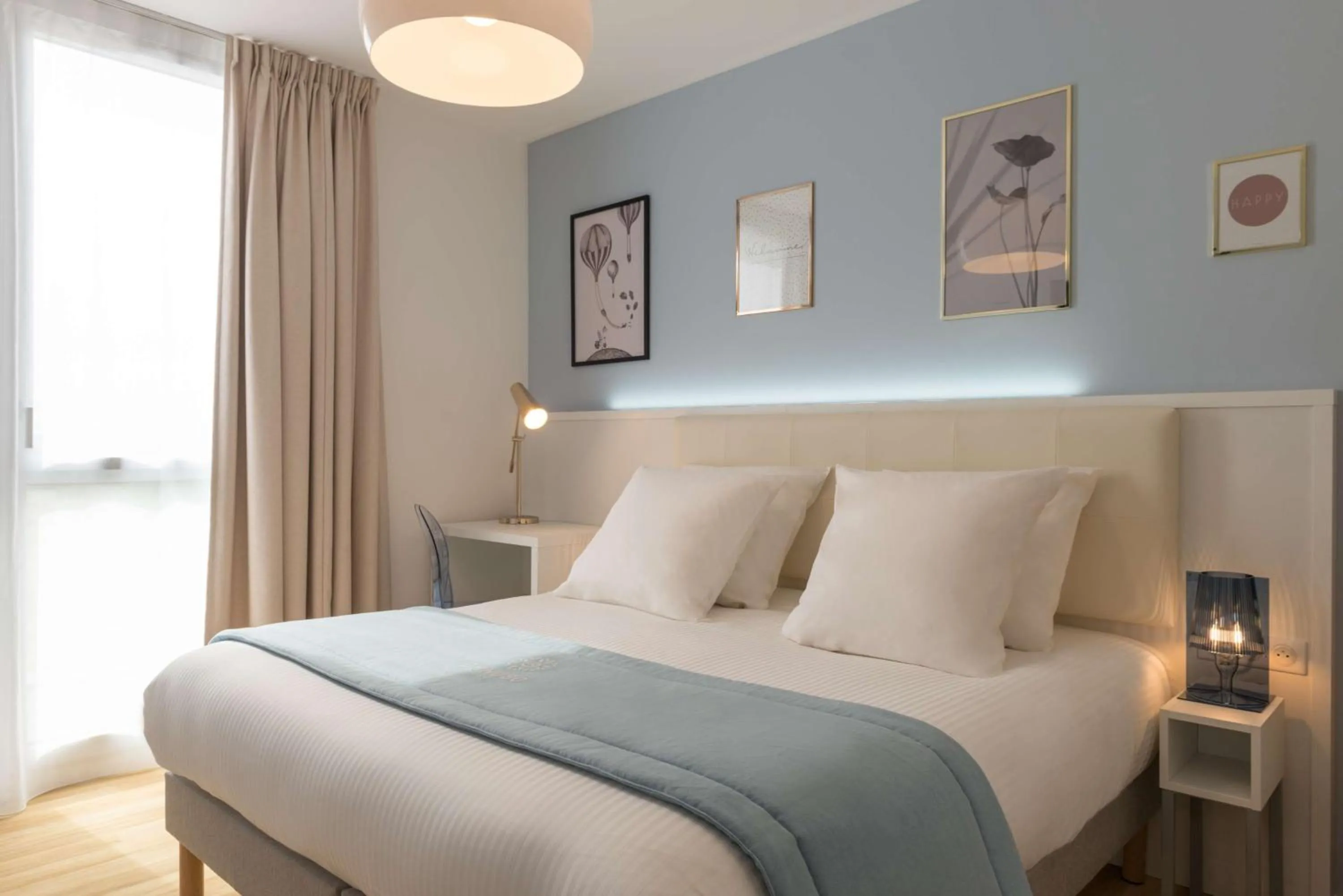 Photo of the whole room, Bed in Hôtel Omnubo Collection