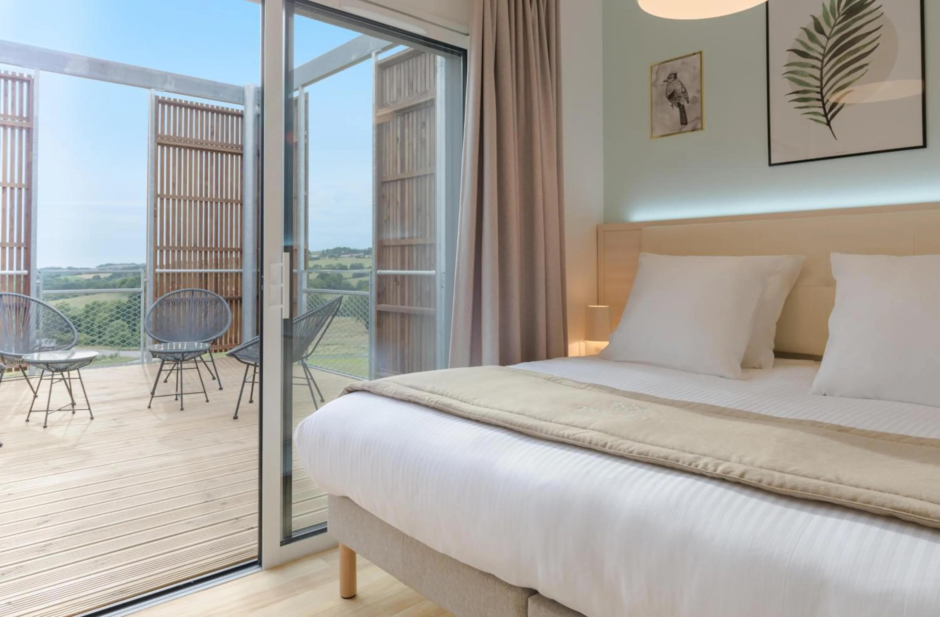 Photo of the whole room, Bed in Hôtel Omnubo Collection