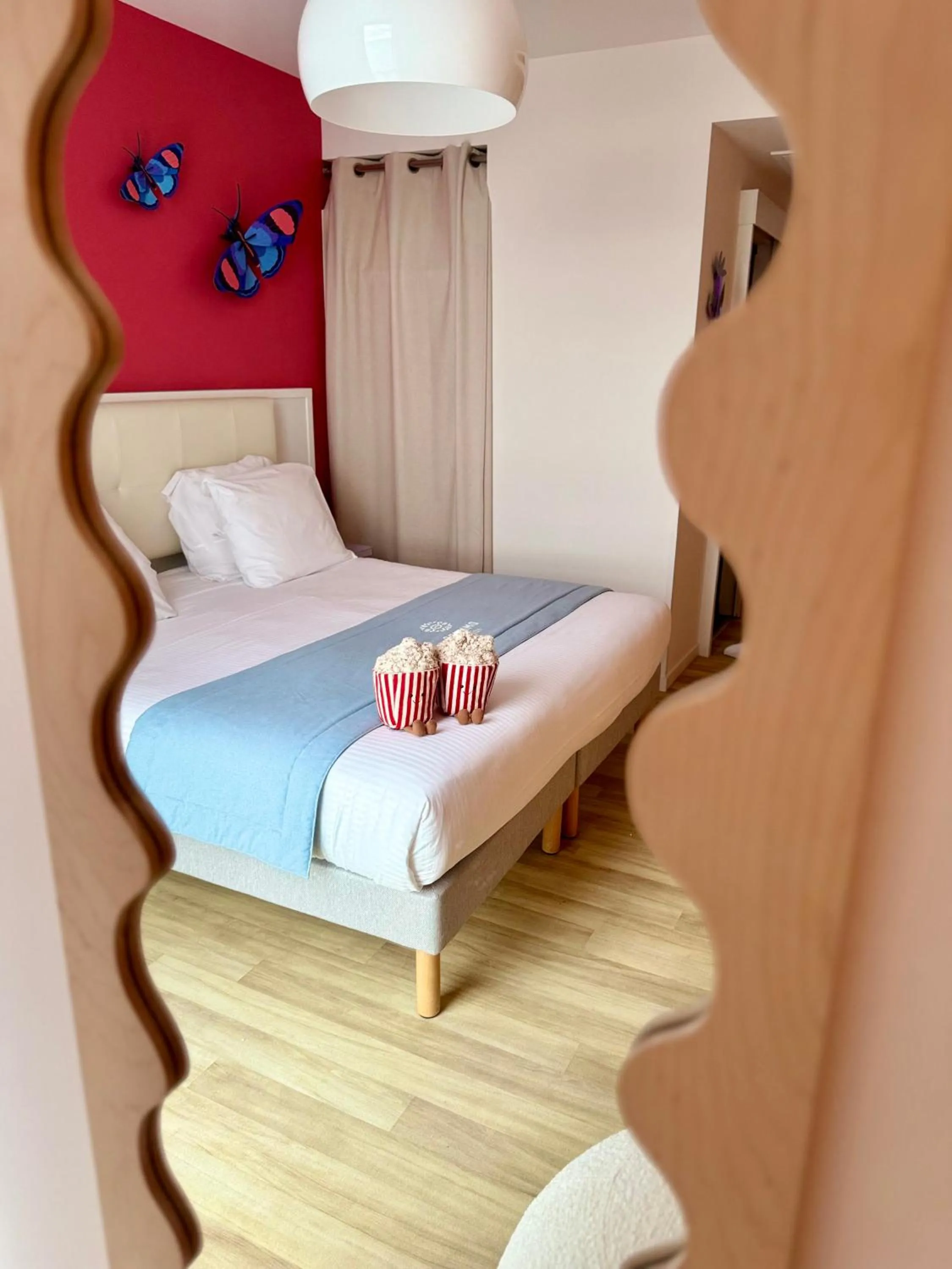 Photo of the whole room, Bed in Hôtel Omnubo Collection