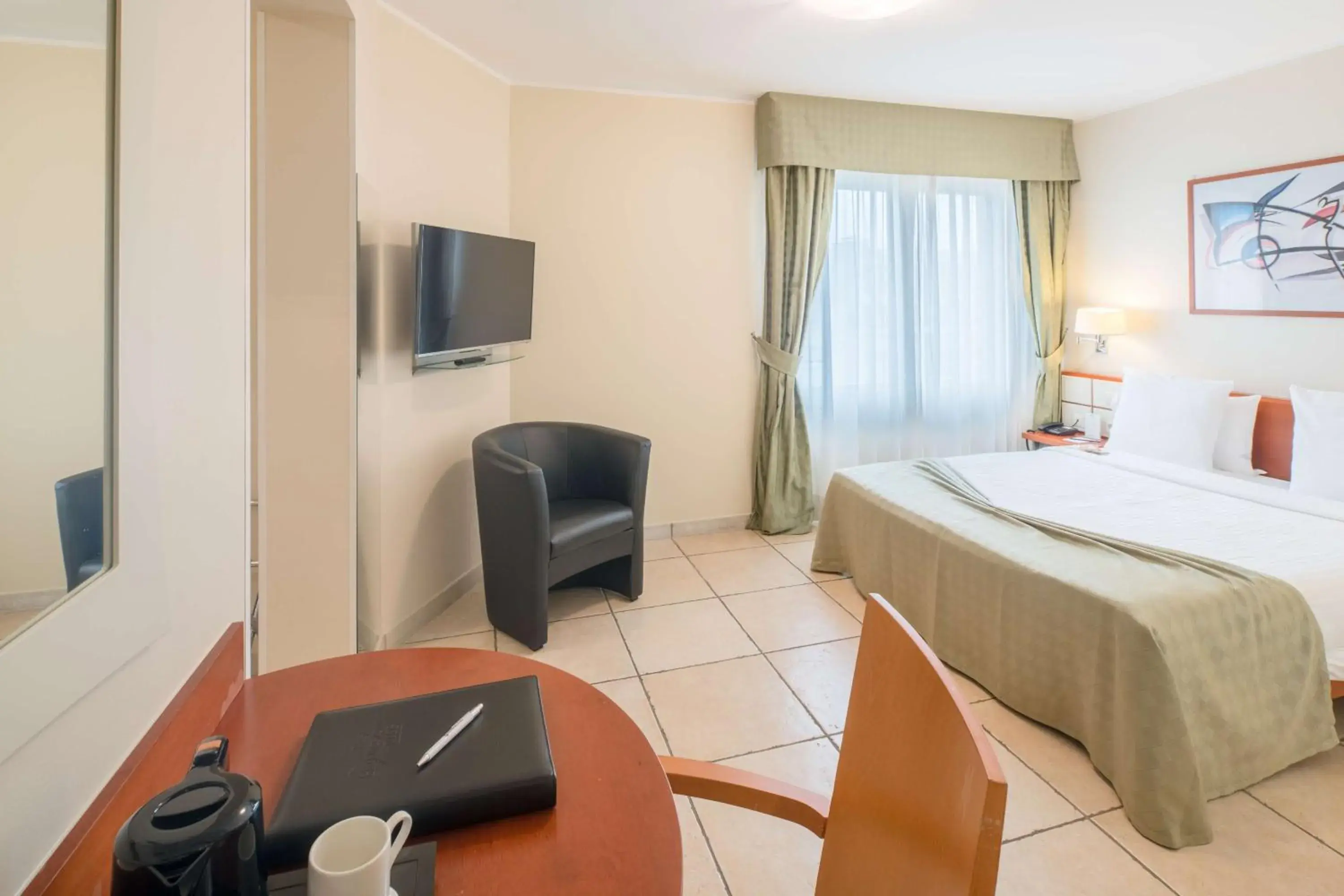 Bedroom, Bed in Best Western Plus Grand Hotel Victor Hugo Bedroom, Bed in Best Western Plus Grand Hotel Victor Hugo