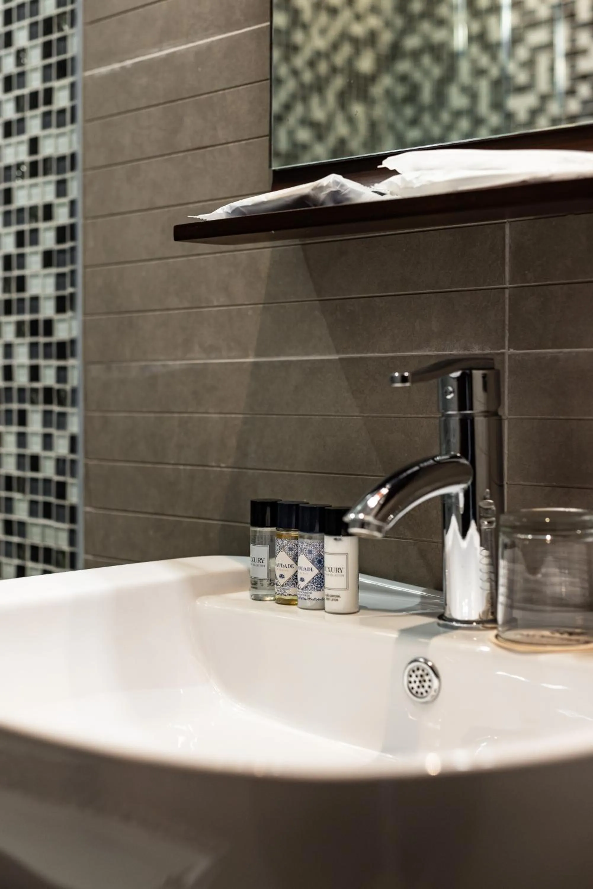 Bathroom in Palmeiras Suite Hotel