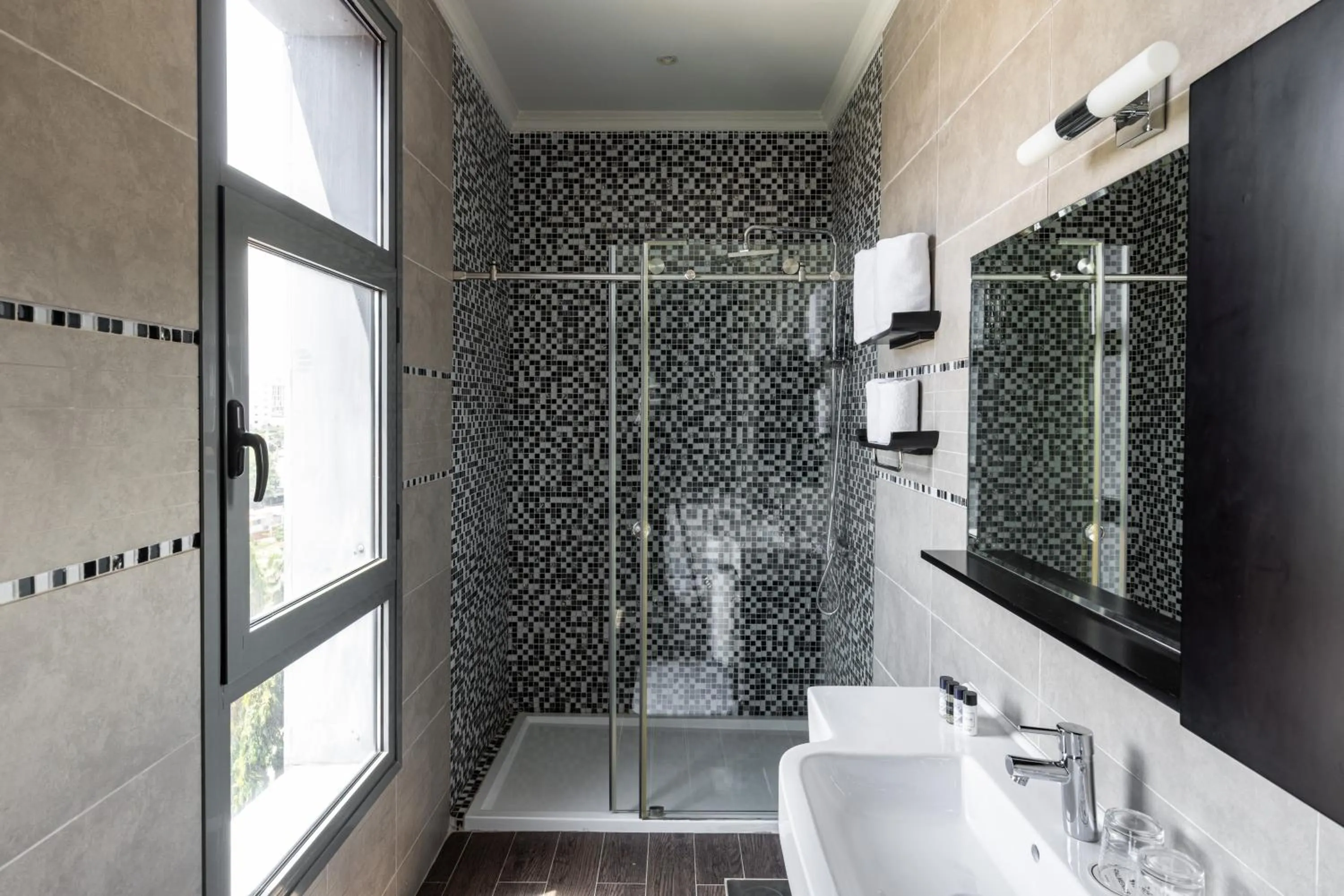 Shower in Palmeiras Suite Hotel