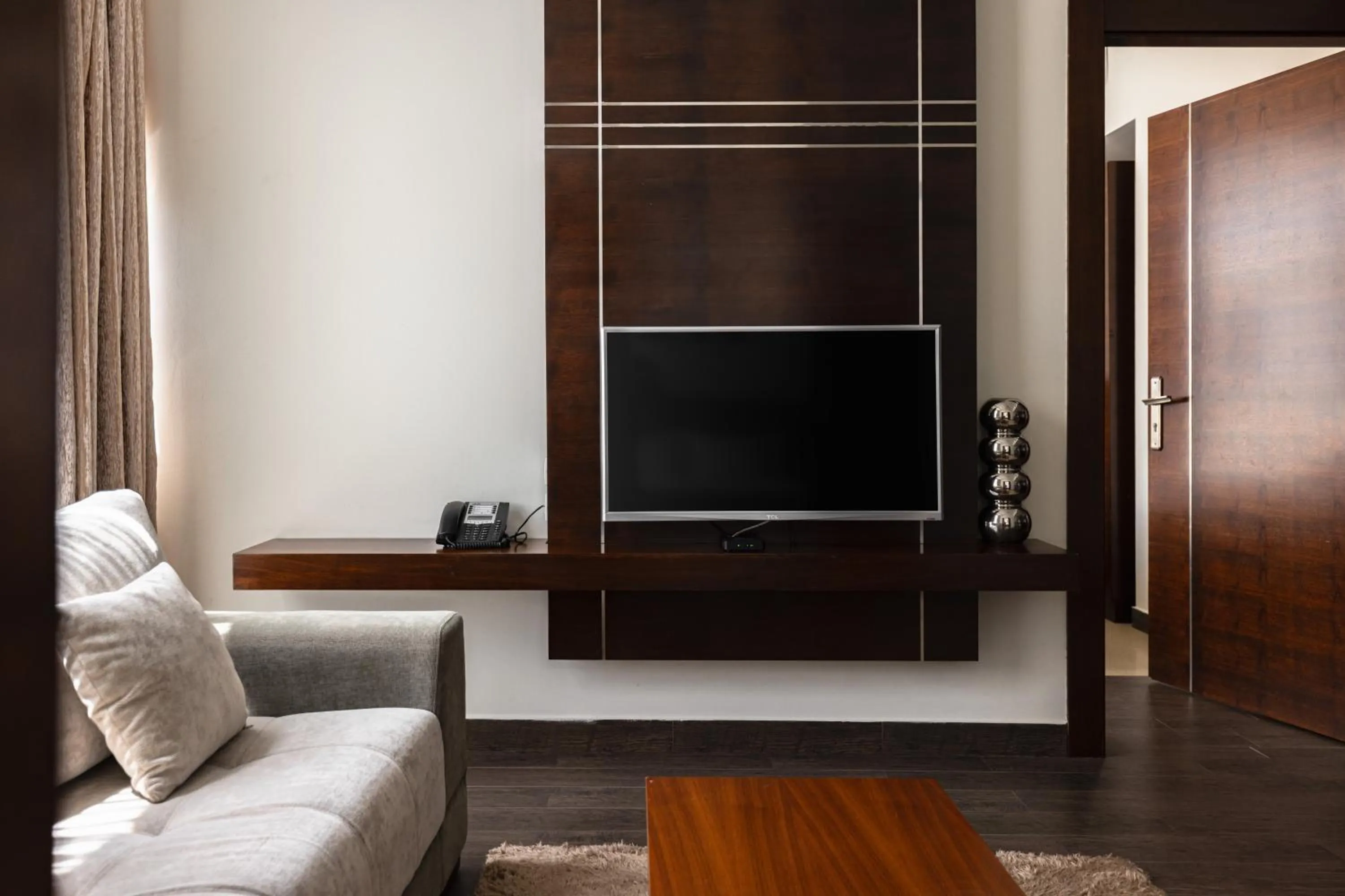 TV and multimedia in Palmeiras Suite Hotel