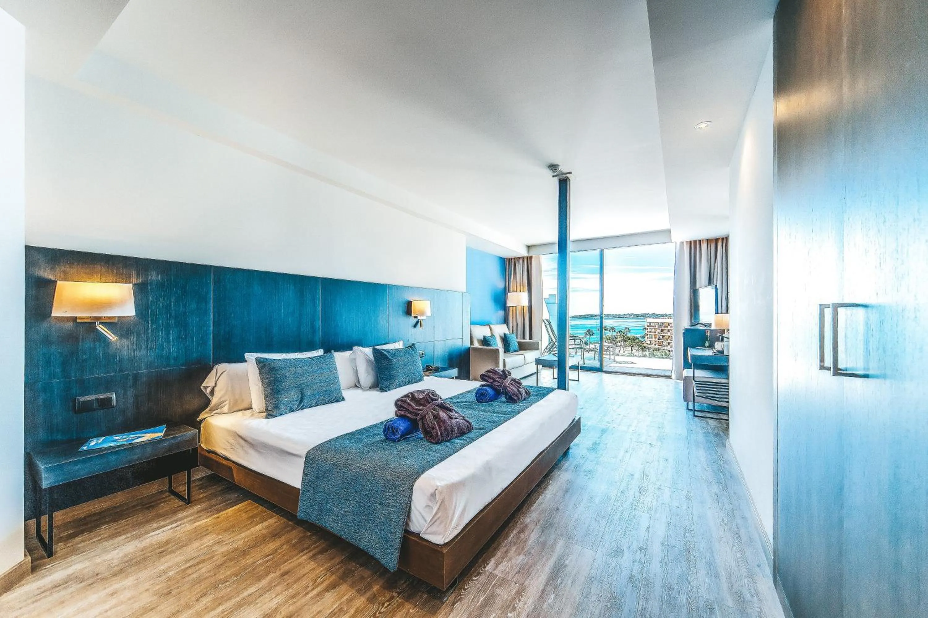 Photo of the whole room, Bed in Marins Playa