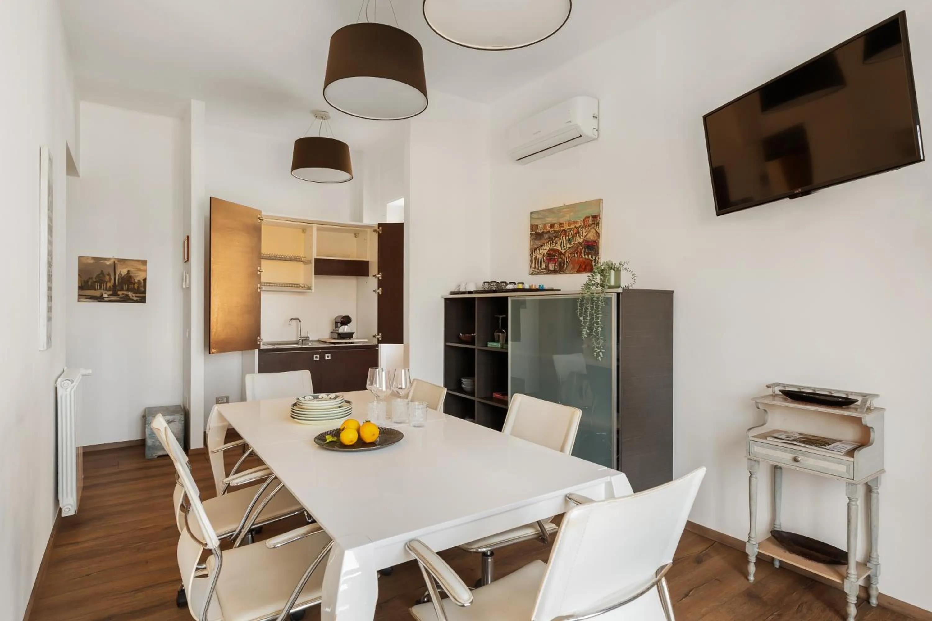 Communal lounge/ TV room in Guest House Maison 6