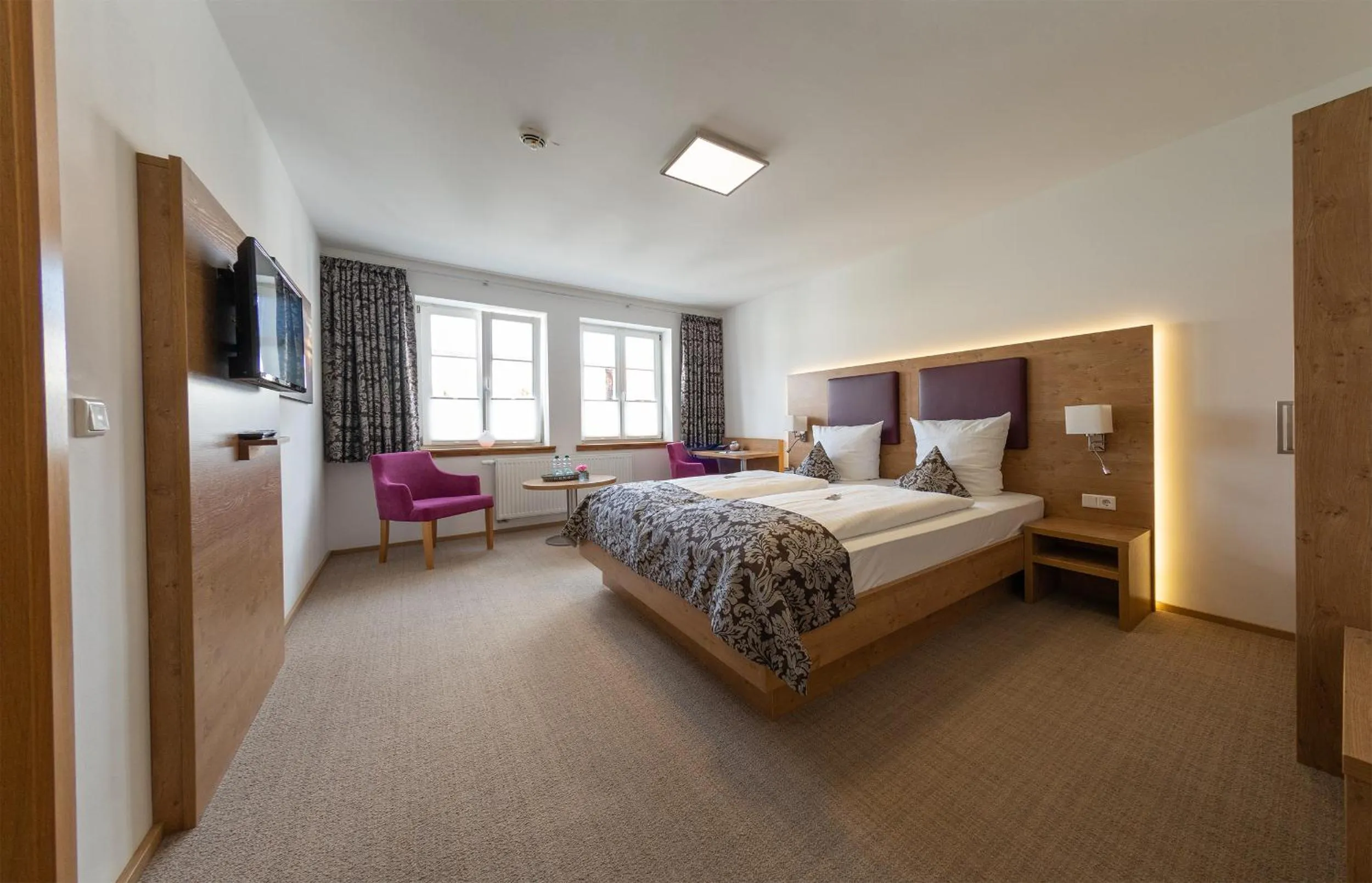 Photo of the whole room, Bed in Hotel ten Hoopen Restaurant Deele