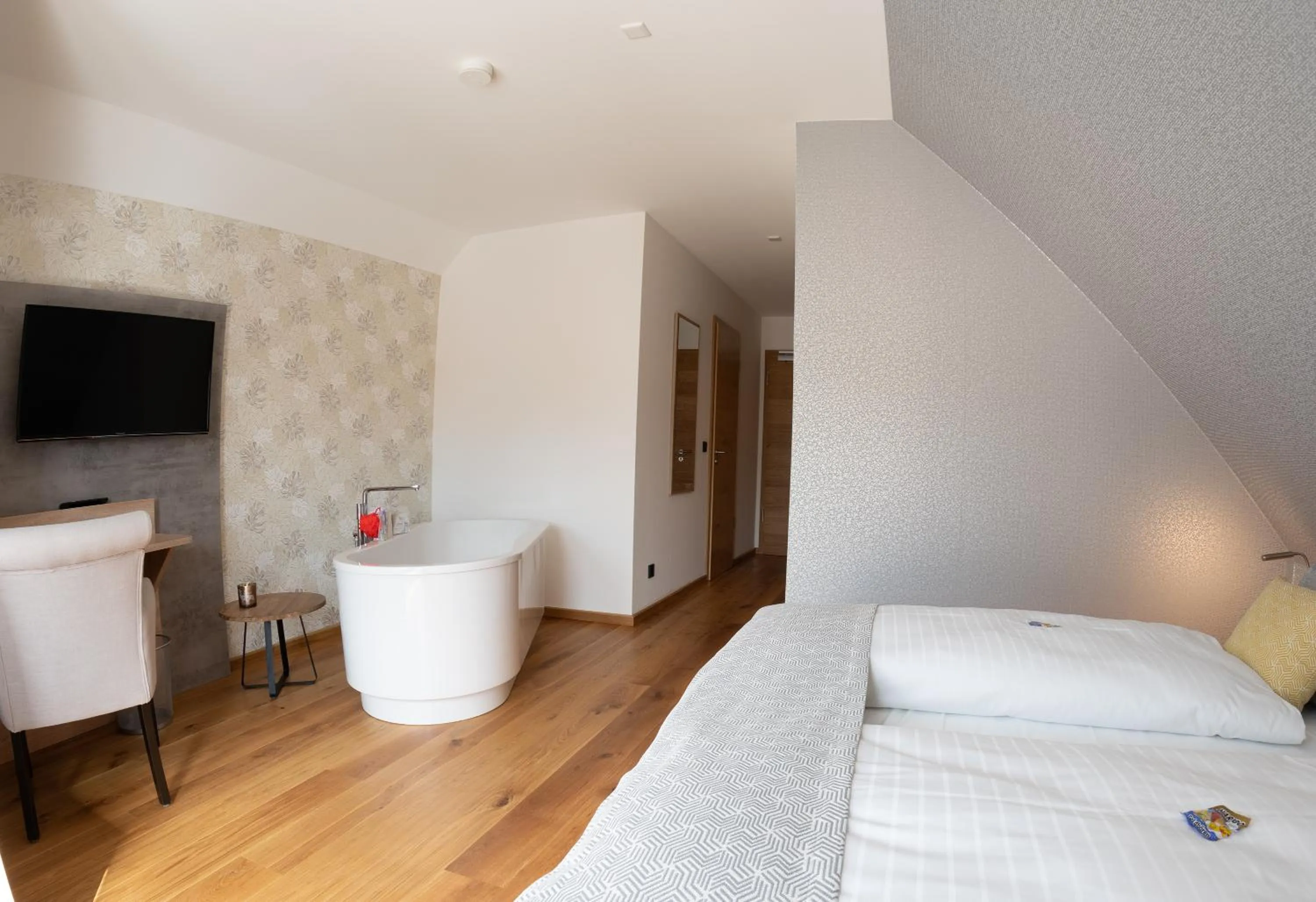 Photo of the whole room, Bed in Hotel ten Hoopen Restaurant Deele