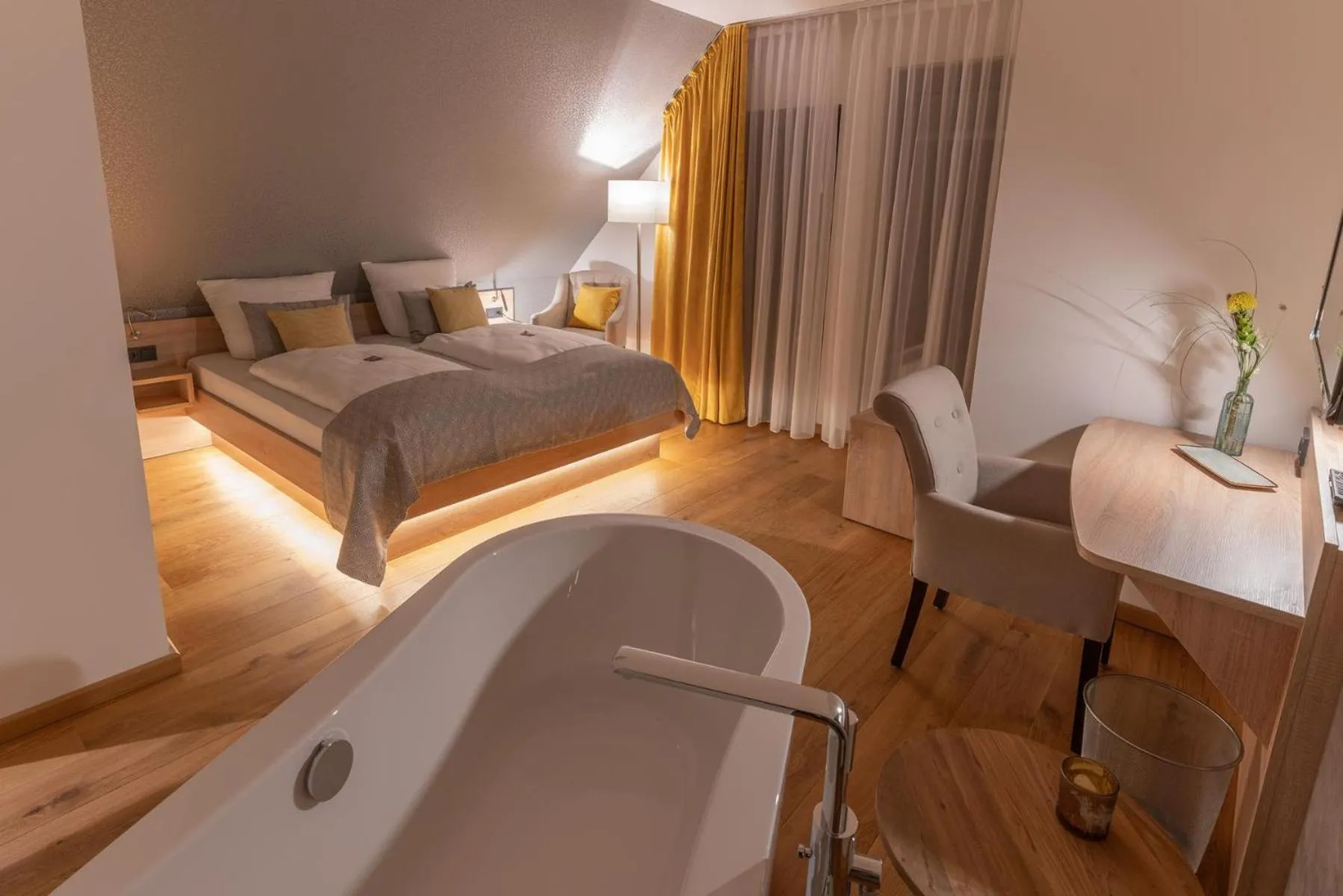 Photo of the whole room, Bed in Hotel ten Hoopen Restaurant Deele