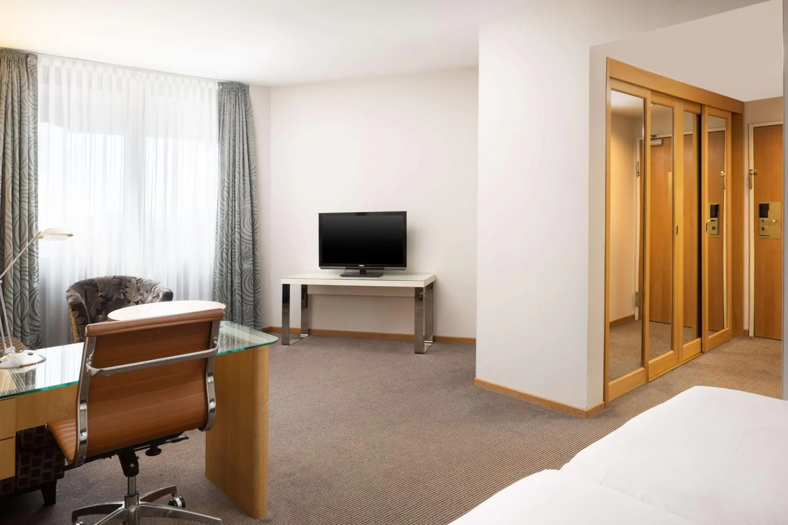Bedroom, Bed in DoubleTree by Hilton Luxembourg Bedroom, Bed in DoubleTree by Hilton Luxembourg