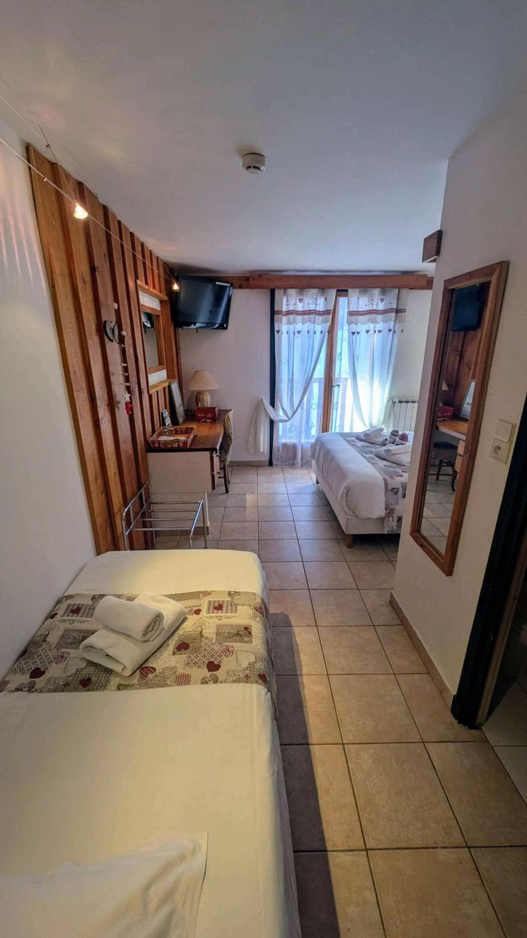 Photo of the whole room, Bed in Le Bataclan