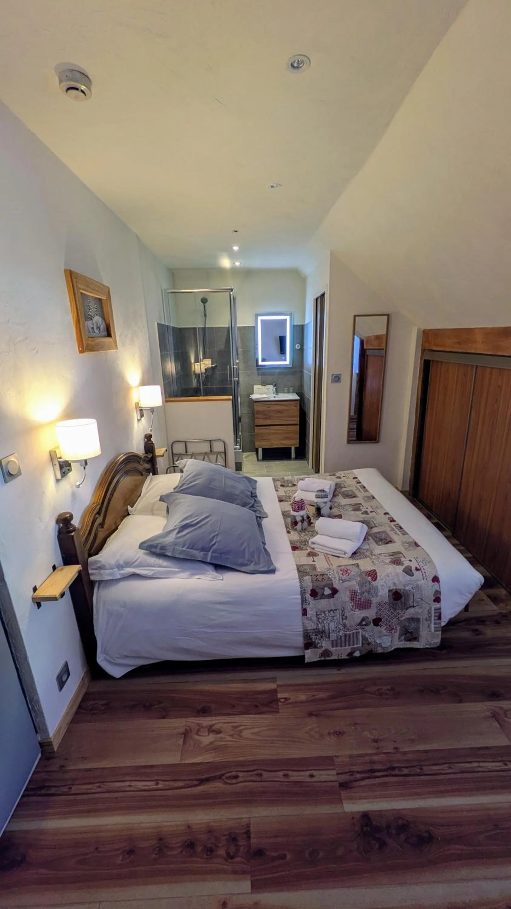 Photo of the whole room, Bed in Le Bataclan