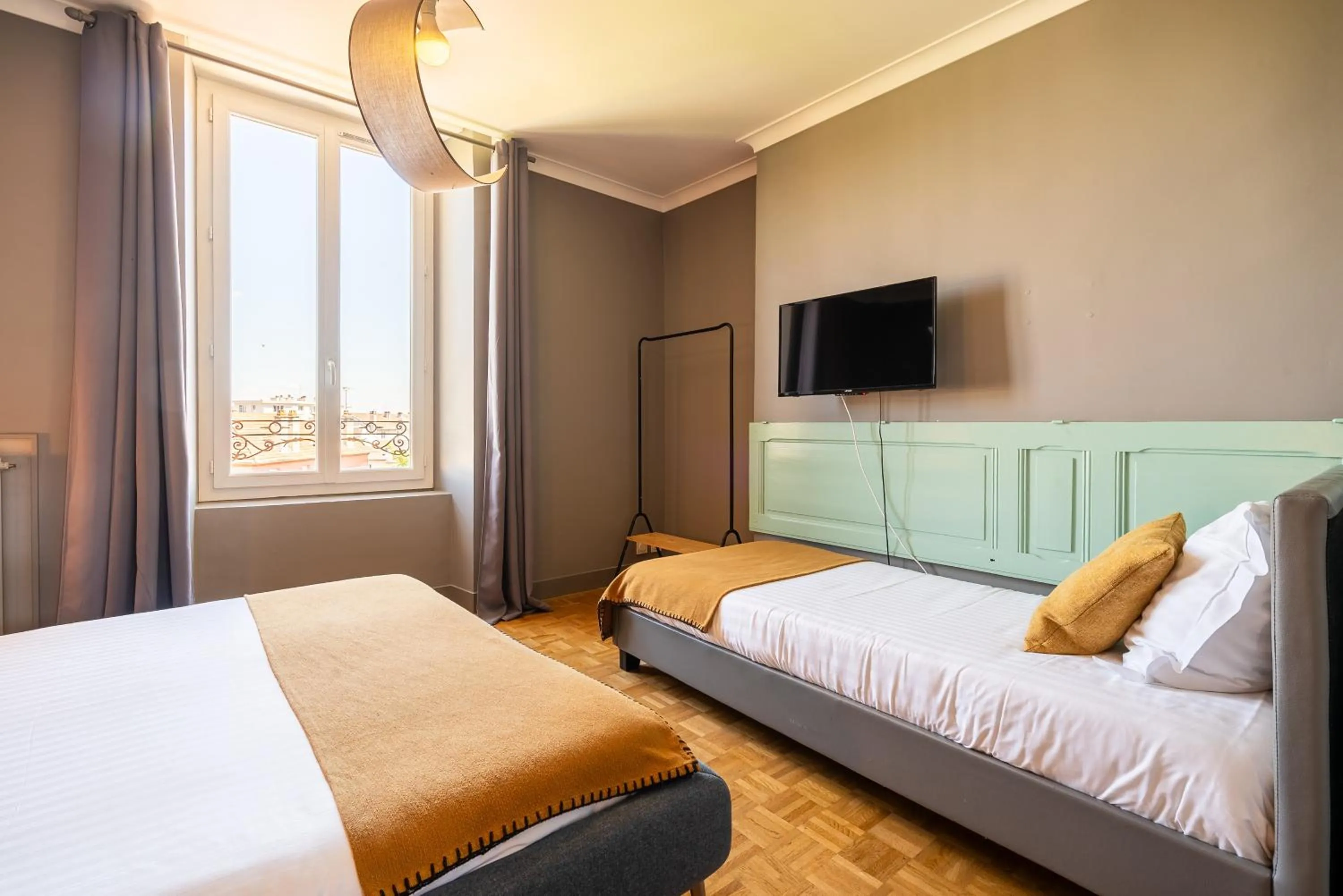 TV and multimedia, Bed in Dupain & Dubeurre Appart'hôtel - Parking en supp