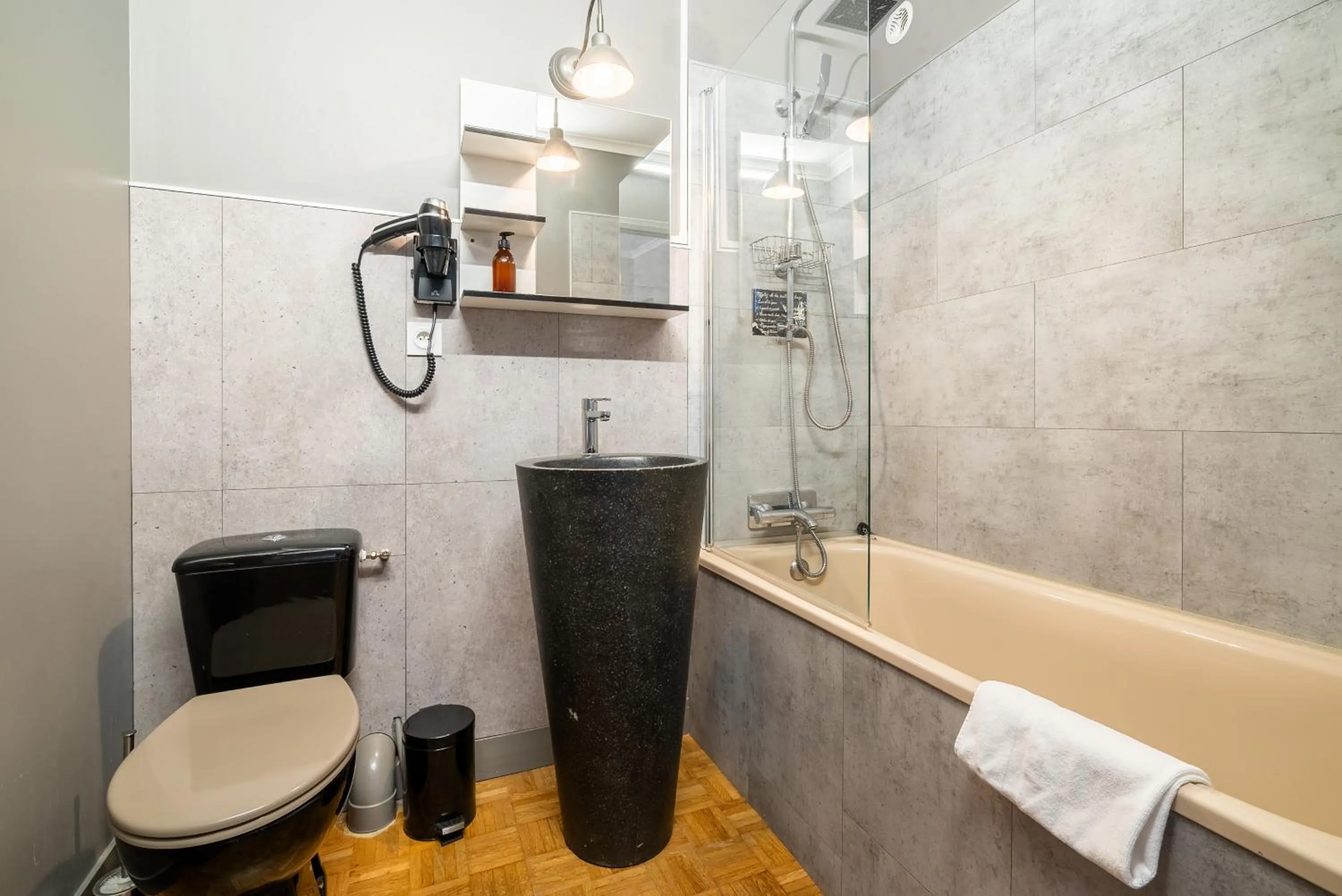 Shower in Dupain & Dubeurre Appart'hôtel - Parking en supp