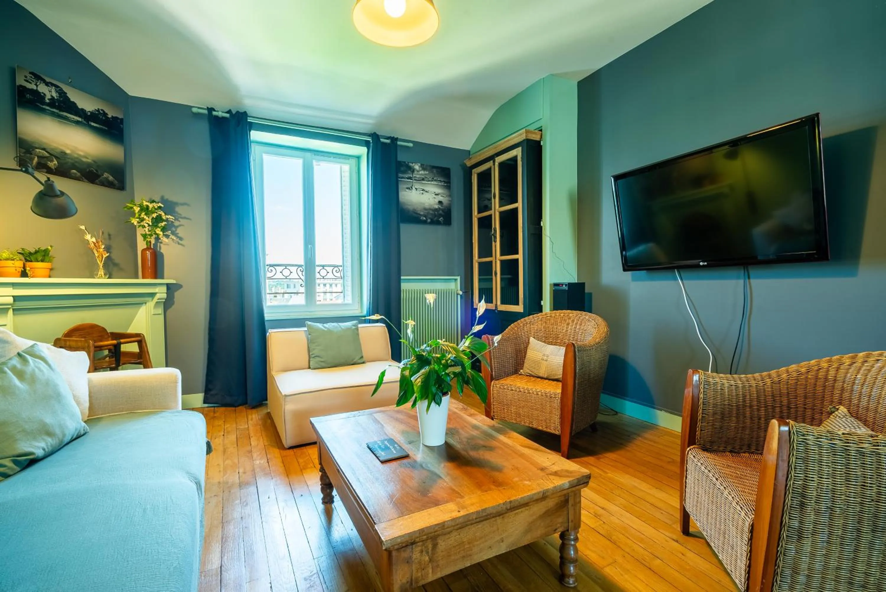 TV and multimedia in Dupain & Dubeurre Appart'hôtel - Parking en supp