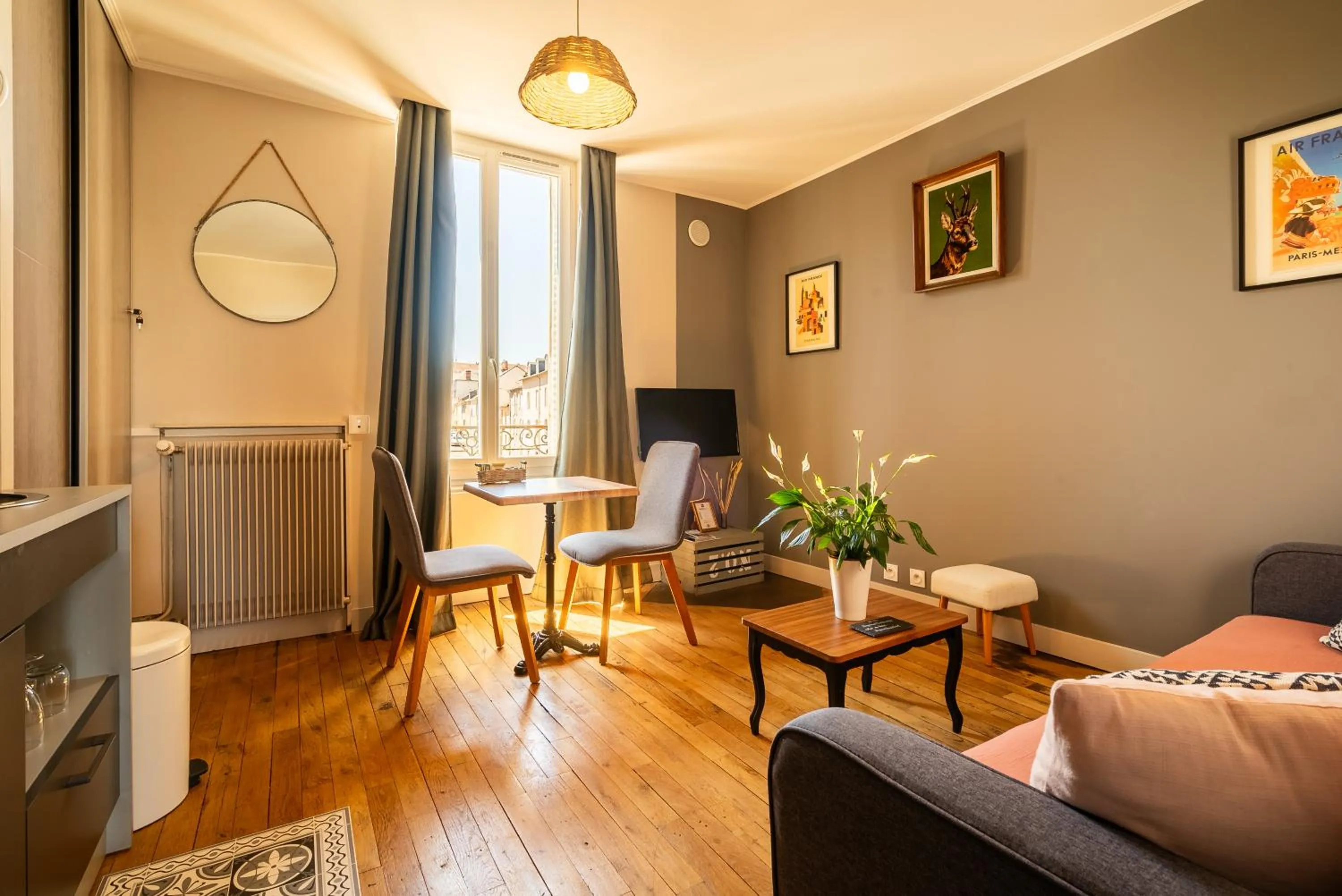 TV and multimedia in Dupain & Dubeurre Appart'hôtel - Parking en supp