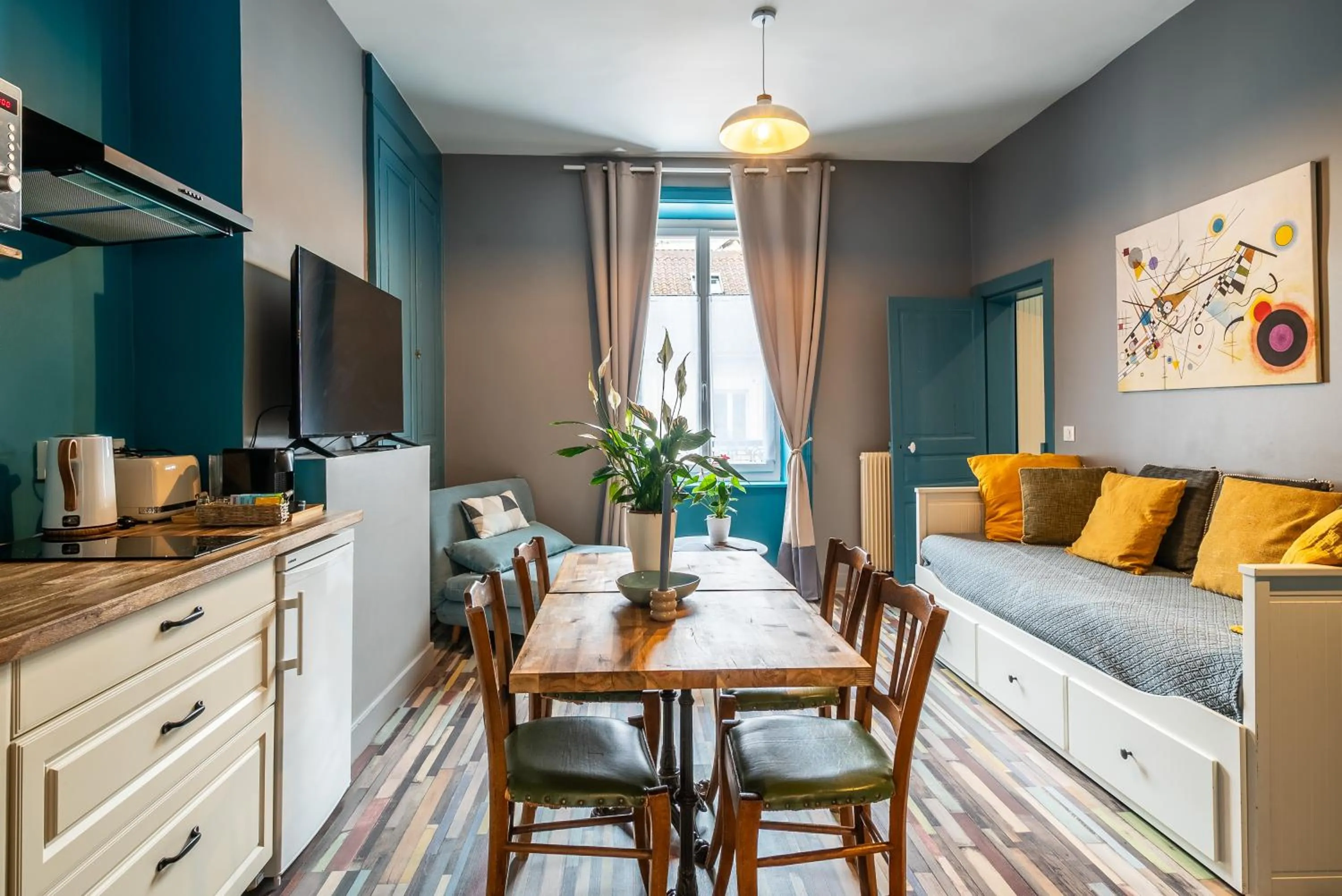 TV and multimedia in Dupain & Dubeurre Appart'hôtel - Parking en supp