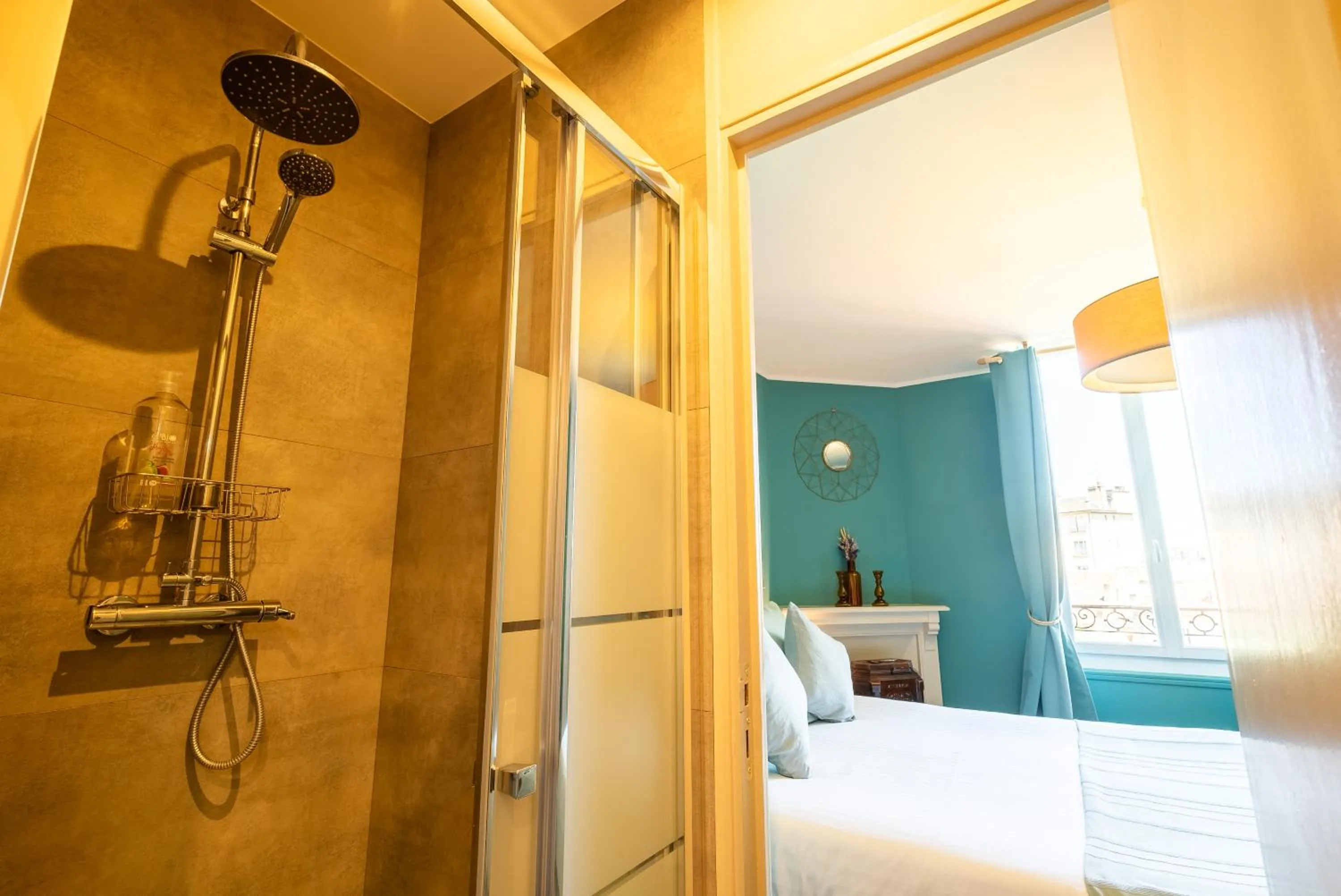 Shower in Dupain & Dubeurre Appart'hôtel - Parking en supp