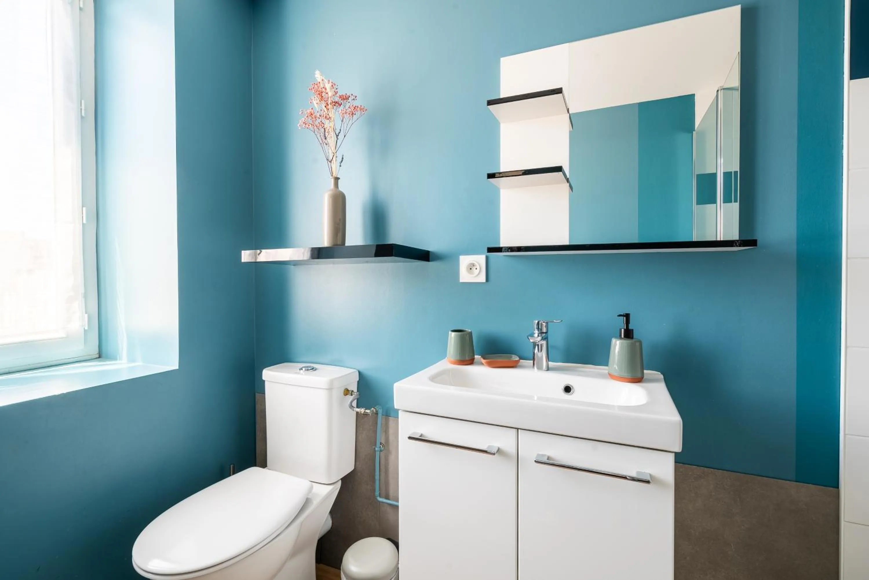 Toilet in Dupain & Dubeurre Appart'hôtel - Parking en supp