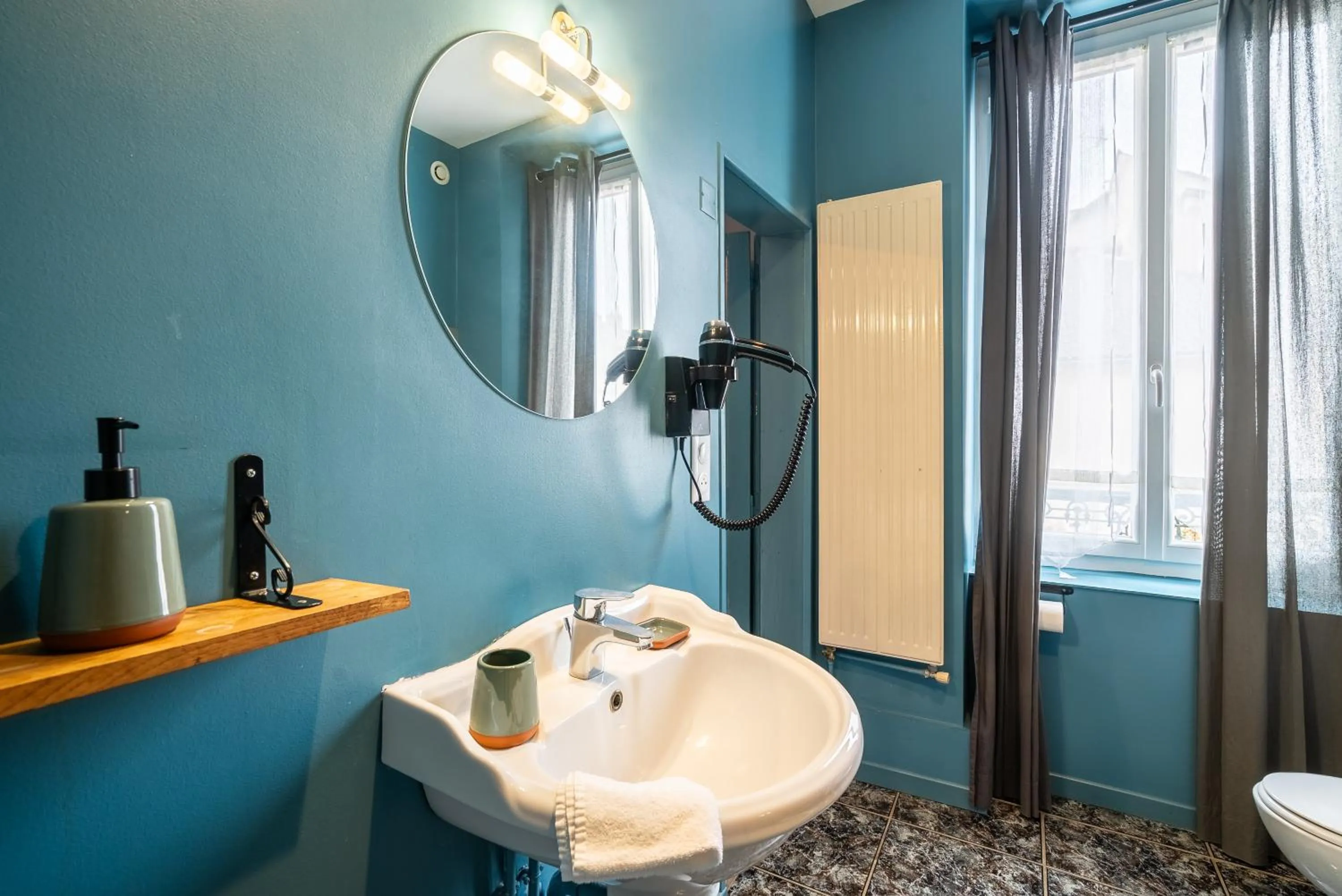 Toilet in Dupain & Dubeurre Appart'hôtel - Parking en supp