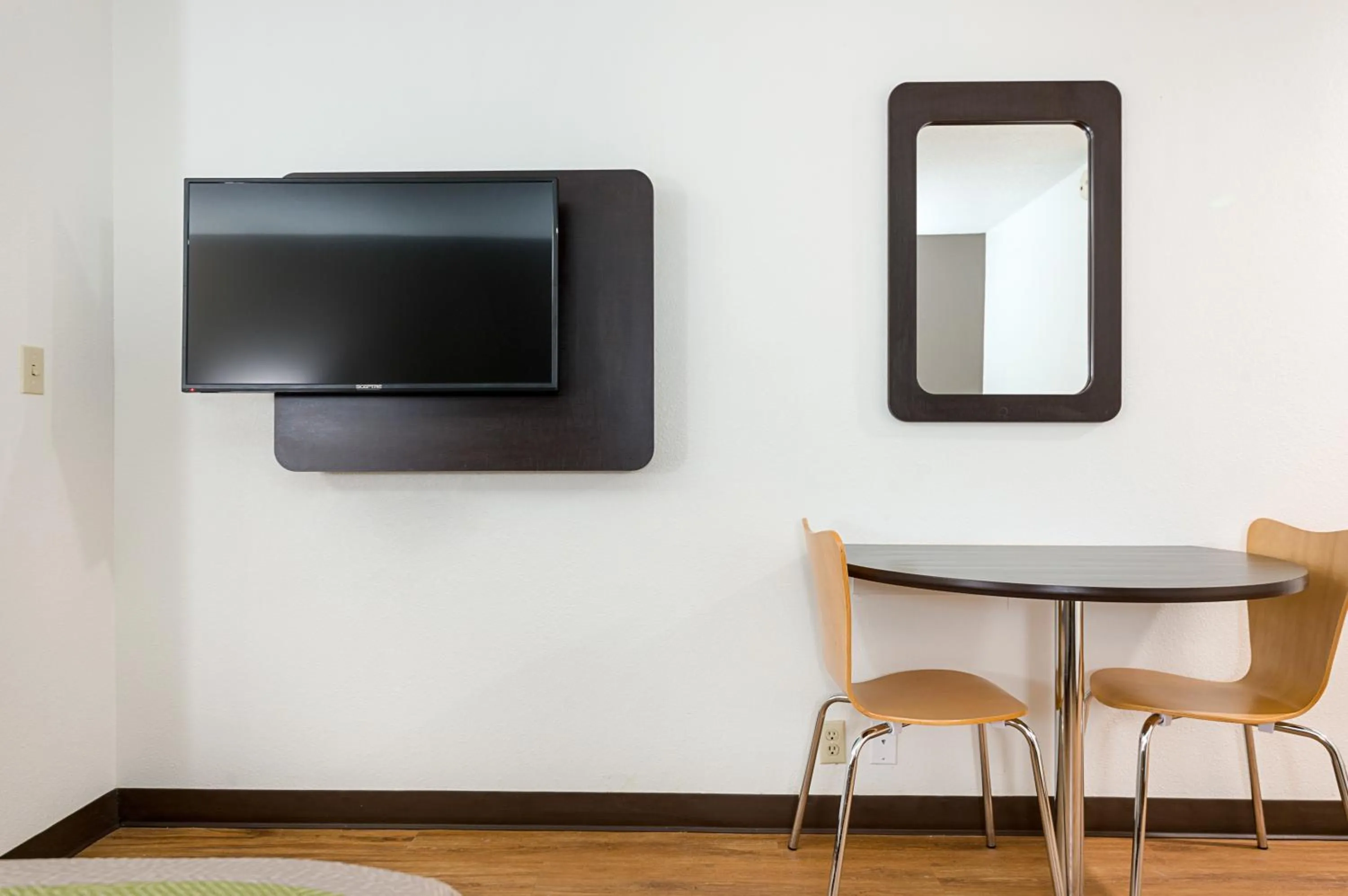 TV and multimedia in Motel 6-New Iberia, LA