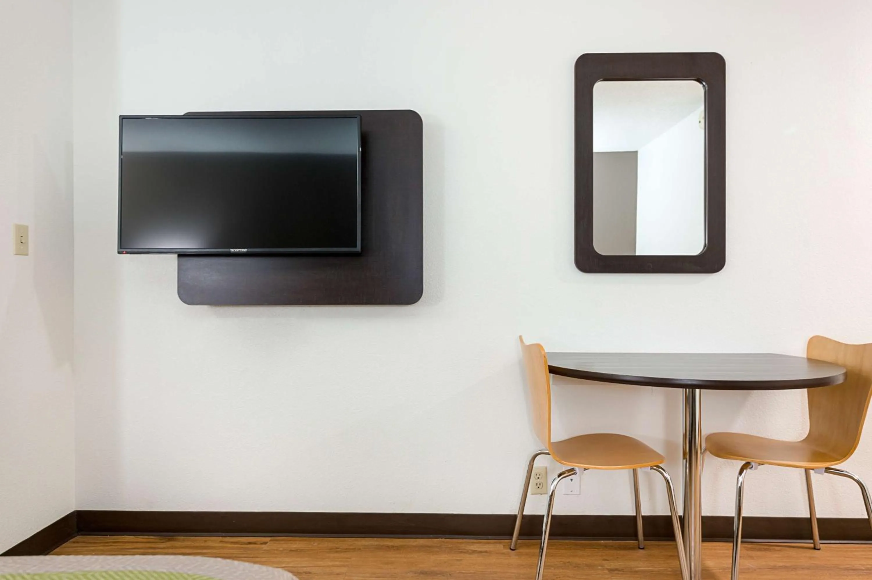 TV and multimedia in Motel 6-New Iberia, LA