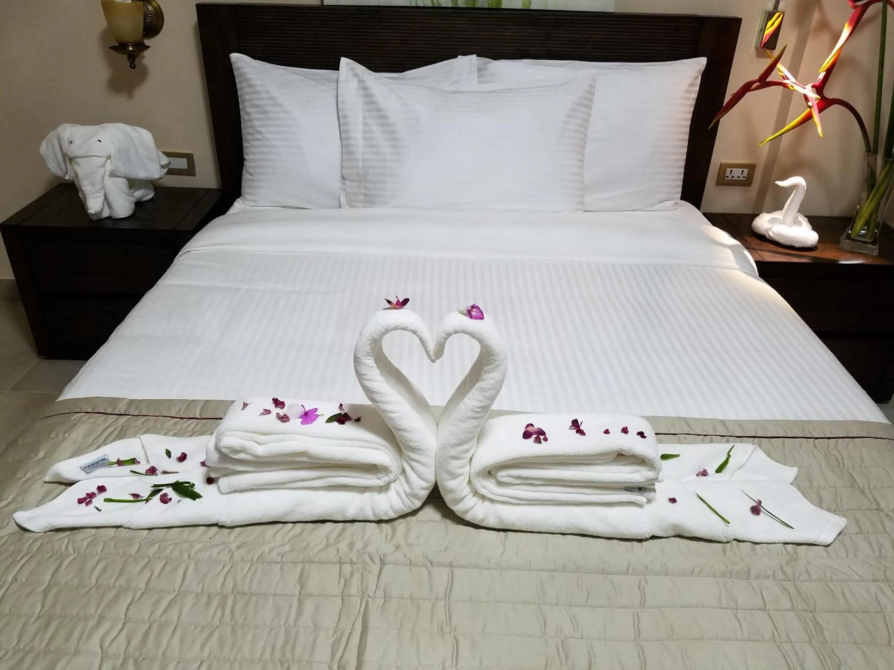Bed in Murex Plaza Hotel & Suites