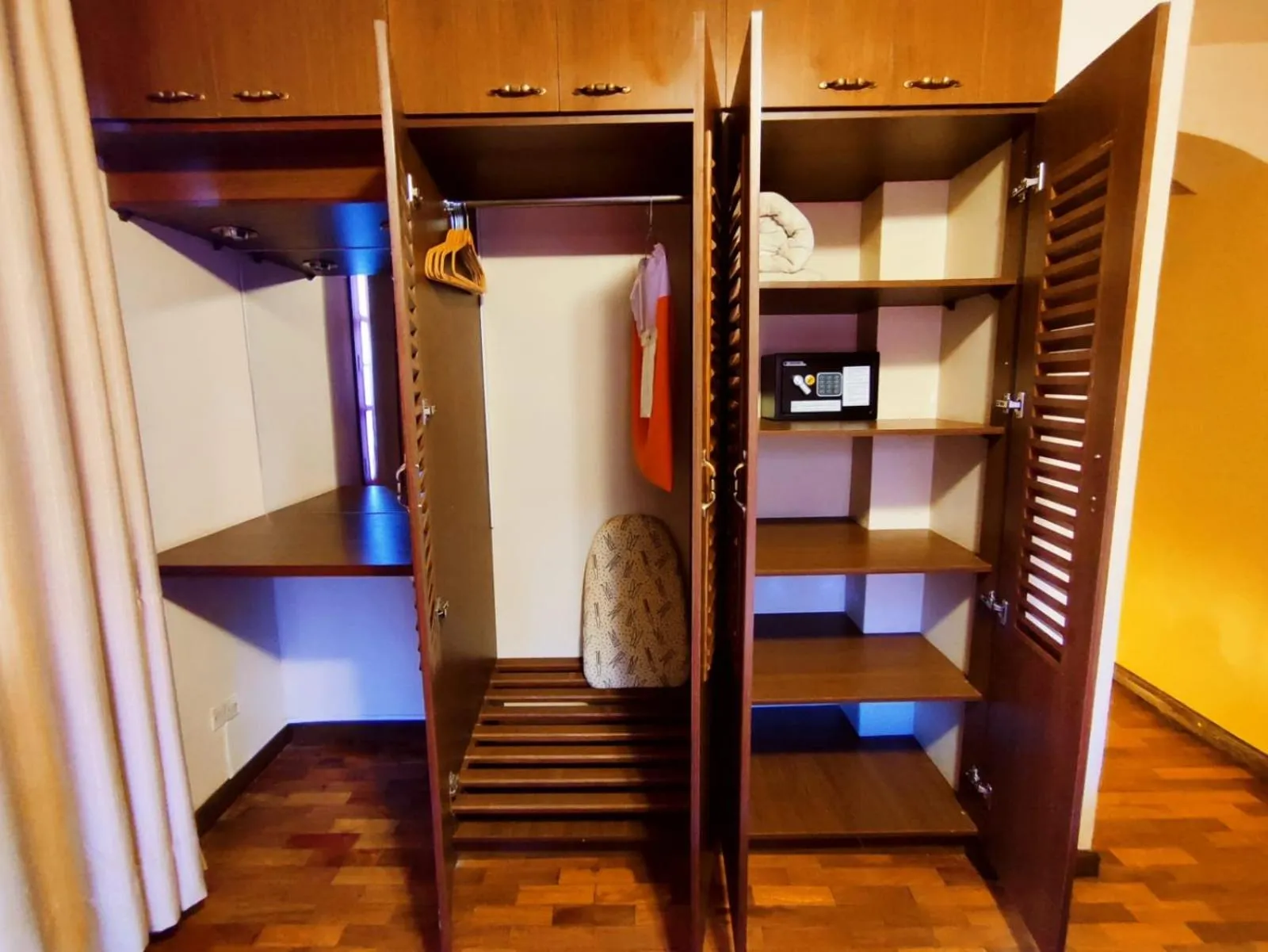 wardrobe in Hotel Boutique La Casa de Margarita