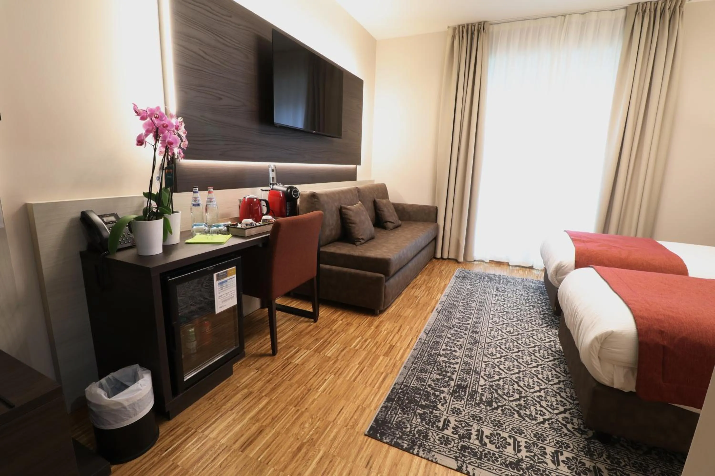 Bedroom, Bed in Threeland Hotel