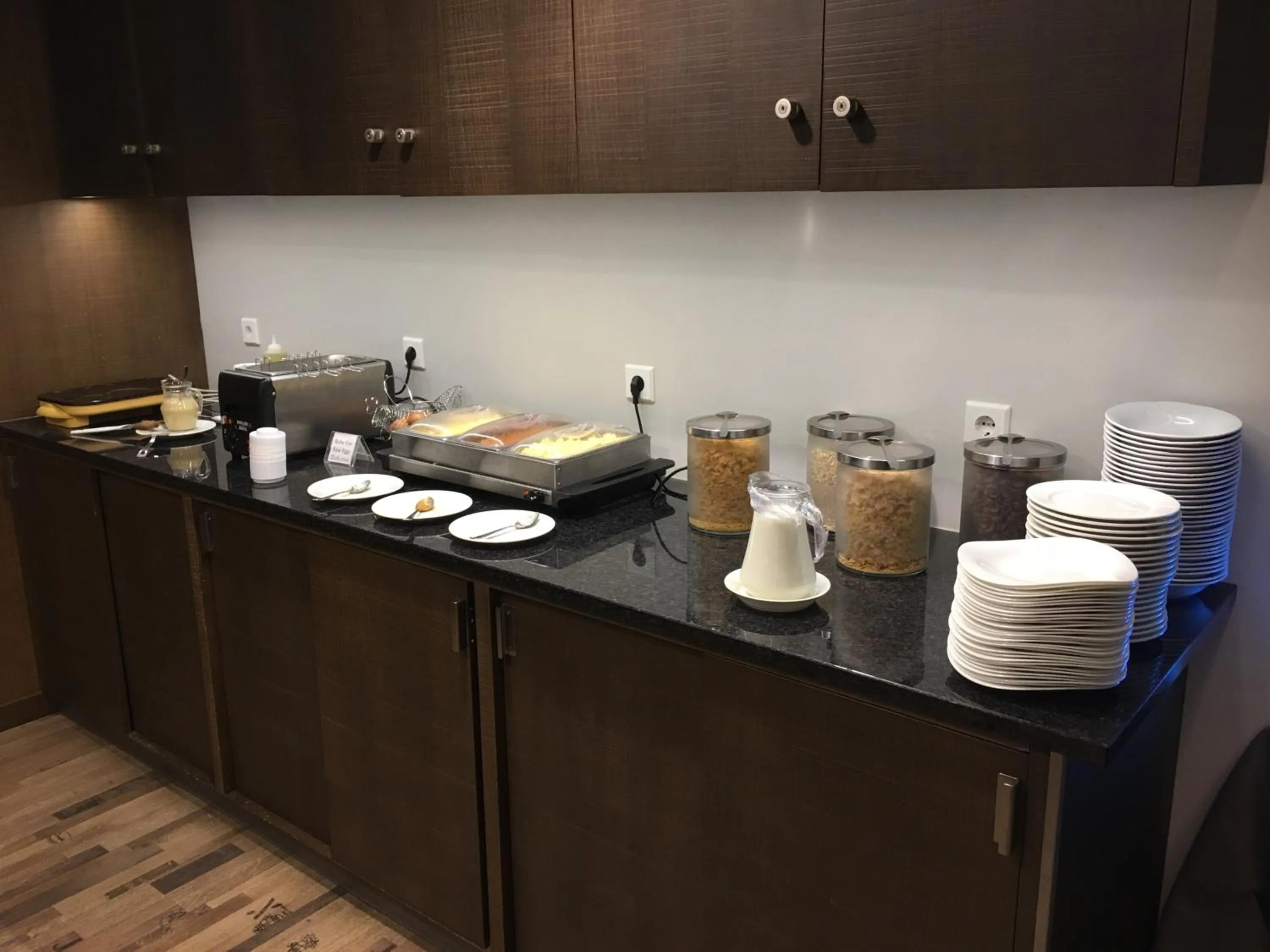 Buffet breakfast in Threeland Hotel