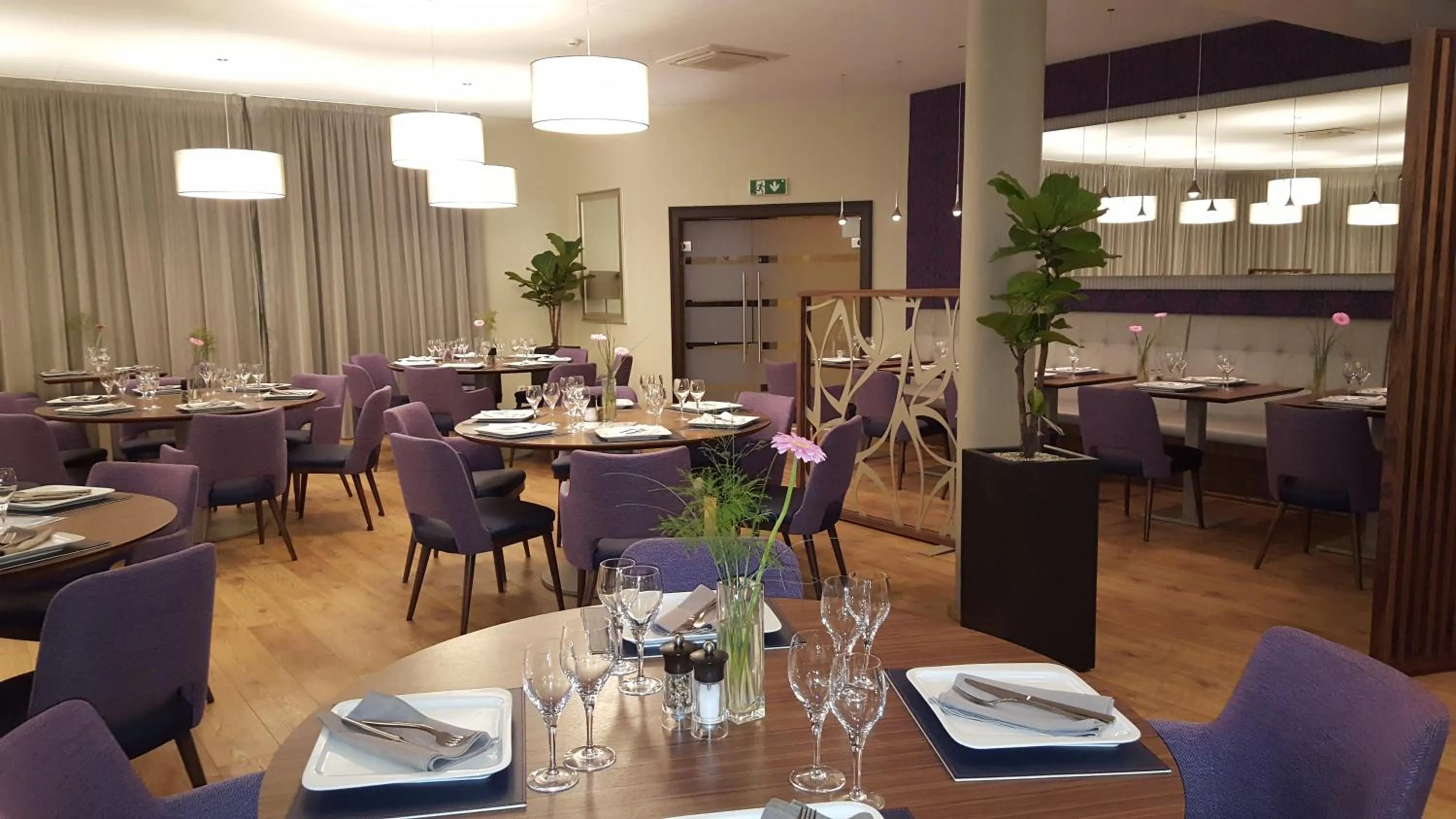 Restaurant/places to eat in Threeland Hotel