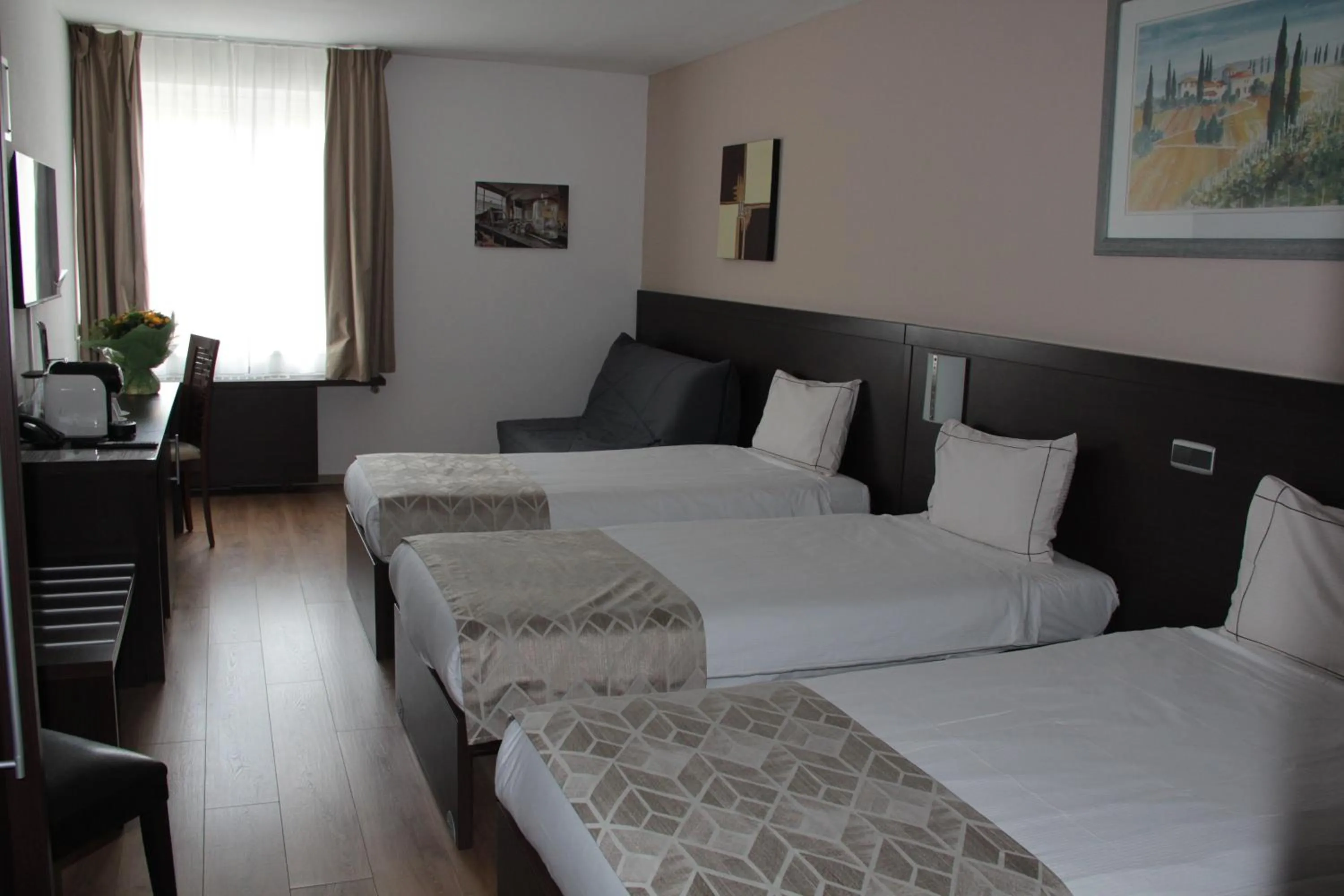 Property building, Bed in Threeland Hotel