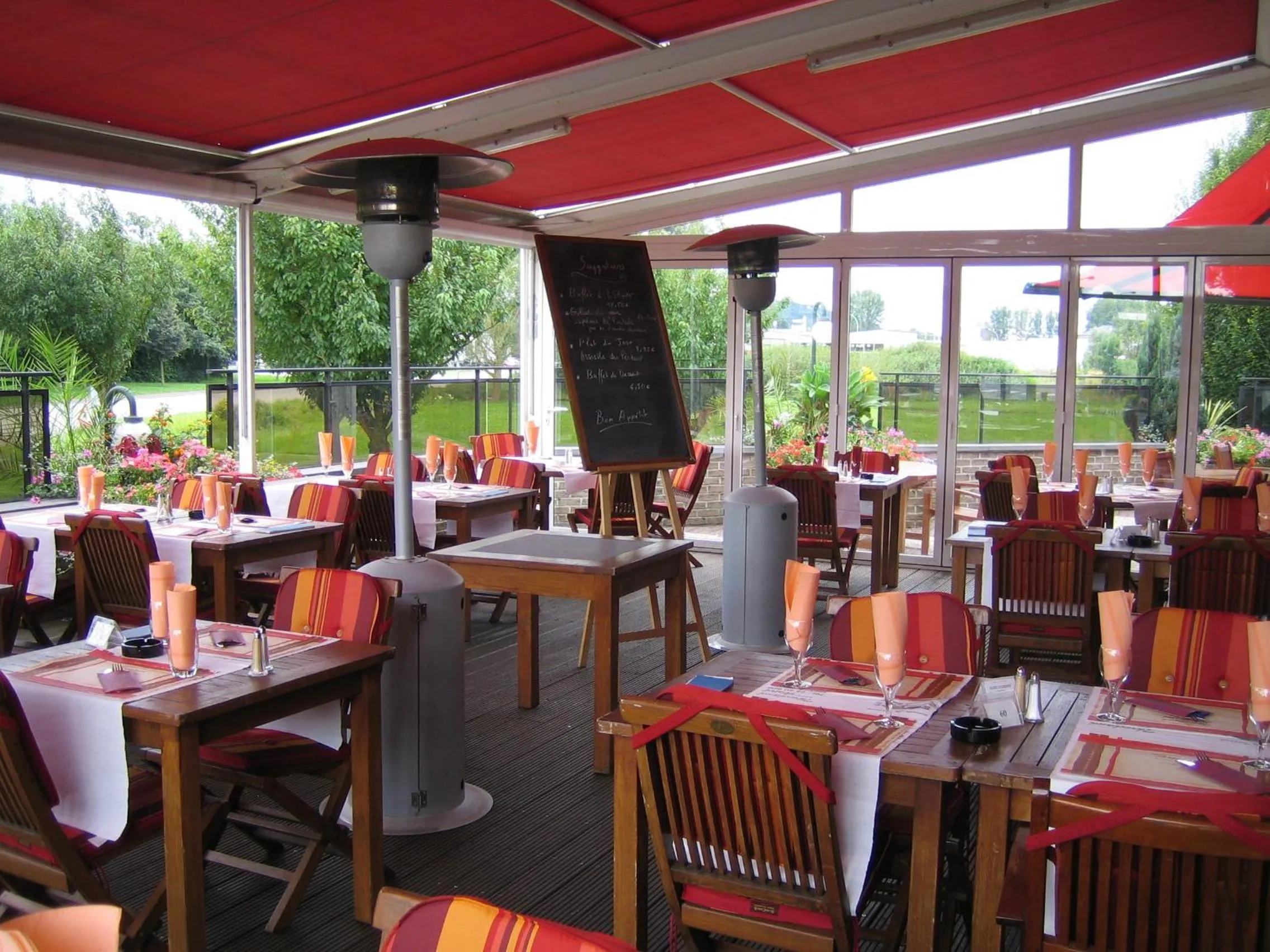 Restaurant/places to eat in Threeland Hotel