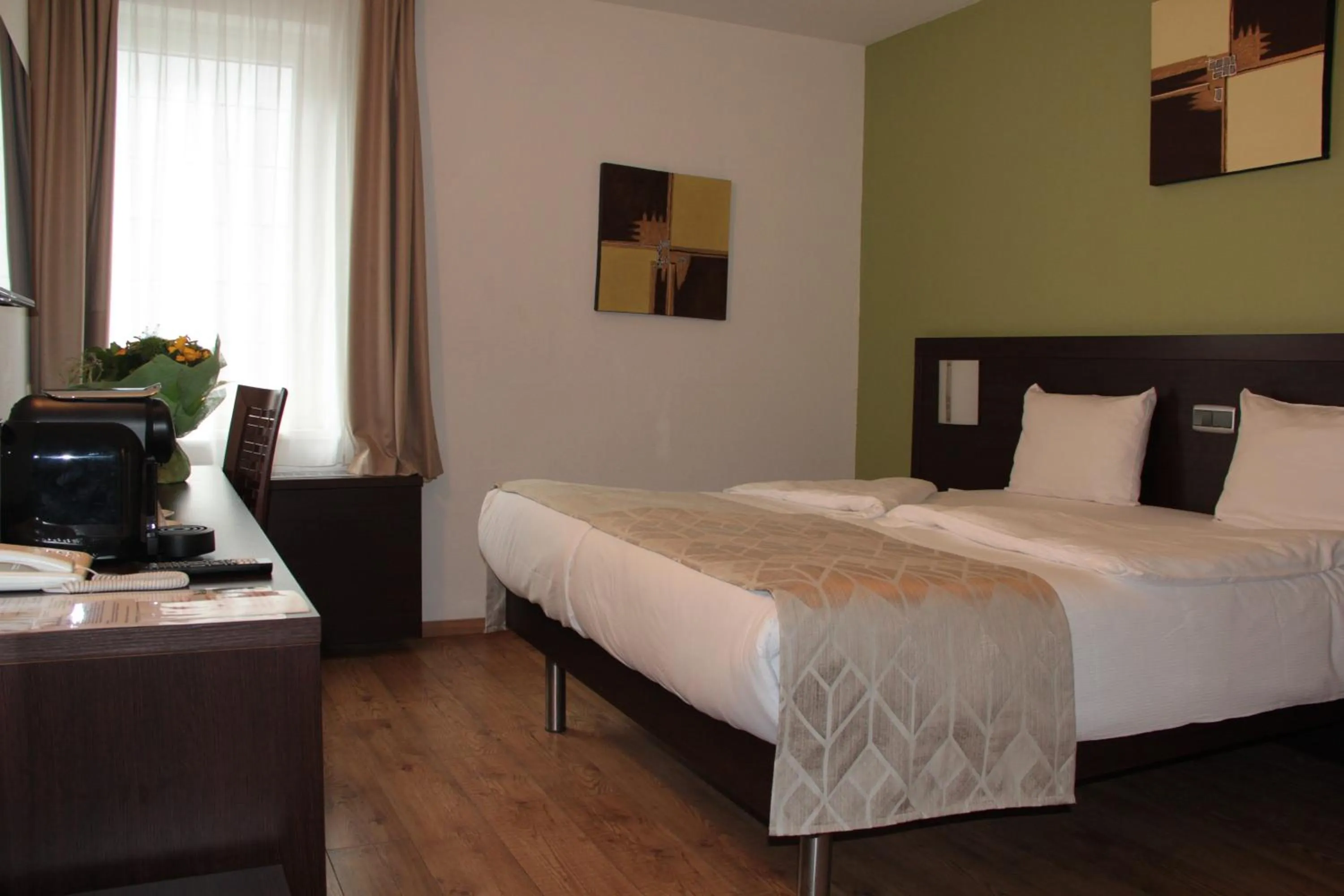 Property building, Bed in Threeland Hotel