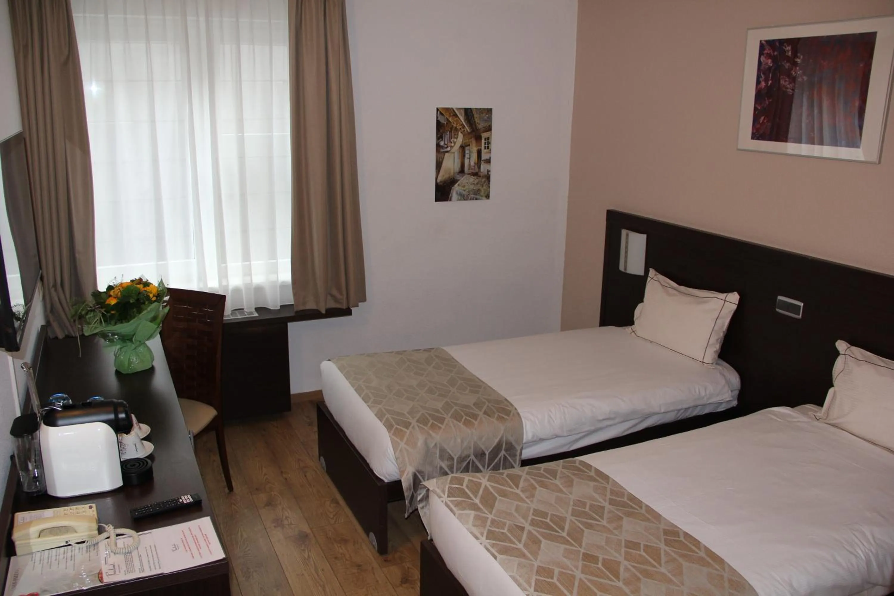 Property building, Bed in Threeland Hotel